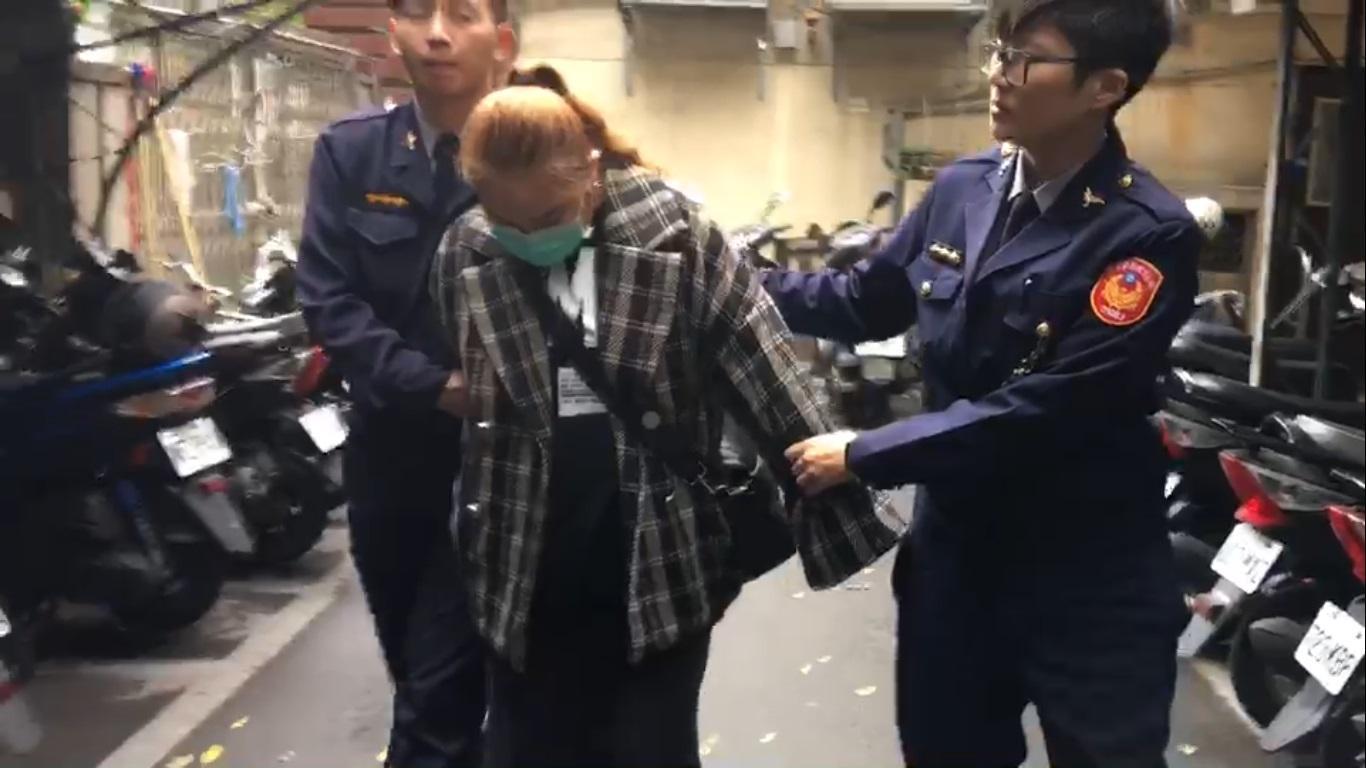 林女與受害店家熟識多年，卻下藥迷魂老闆娘藉機偷取物品。（翻攝畫面）