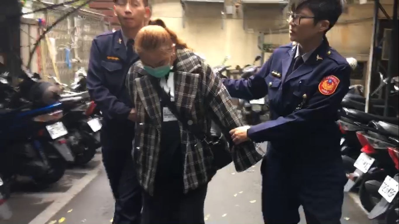 林女與受害店家熟識多年，卻下藥迷魂老闆娘藉機偷取物品。（翻攝畫面）