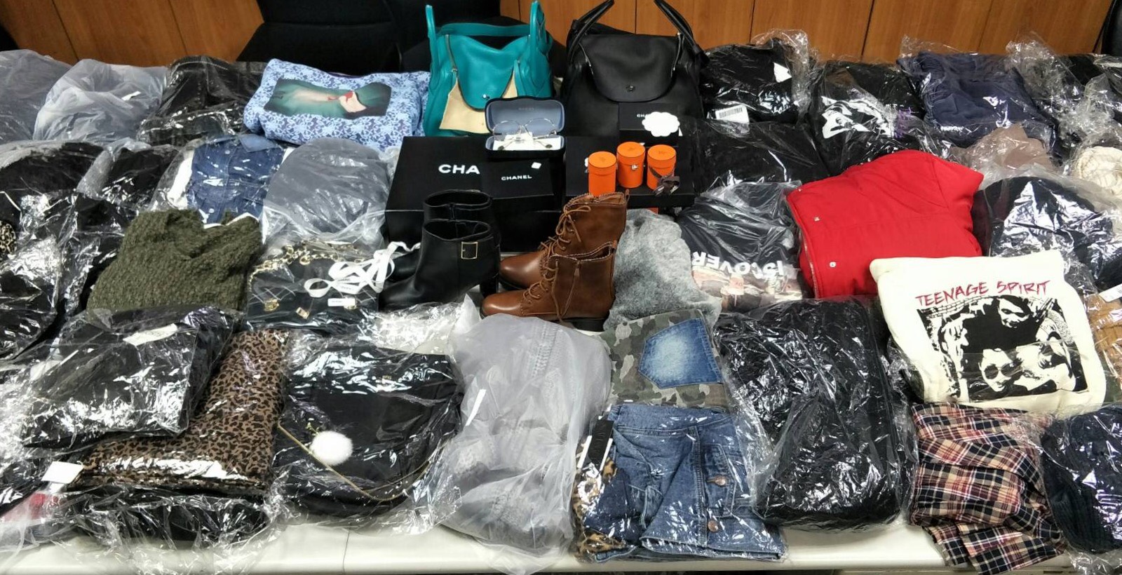 警方查扣林女贓物,依強盜罪嫌移送法辦。(翻攝畫面)