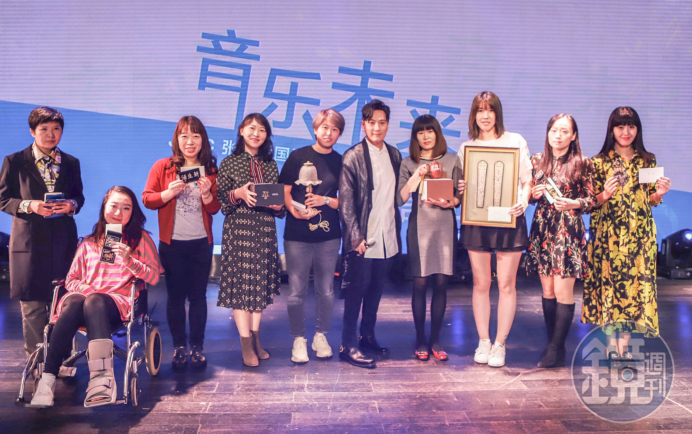 張信哲（右5）捐出10樣珍藏品義賣行善。（潮水音樂提供）