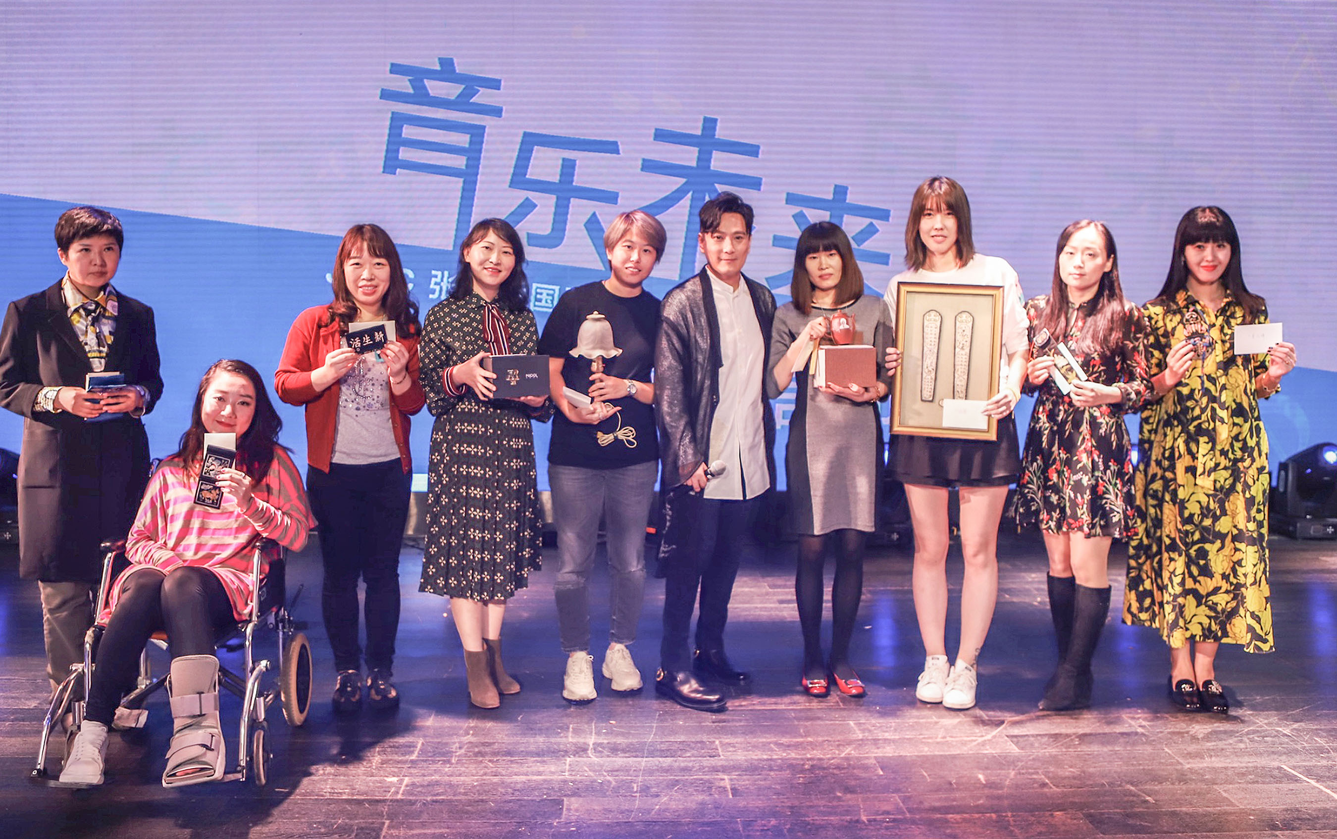 張信哲（右5）捐出10樣珍藏品義賣行善。（潮水音樂提供）