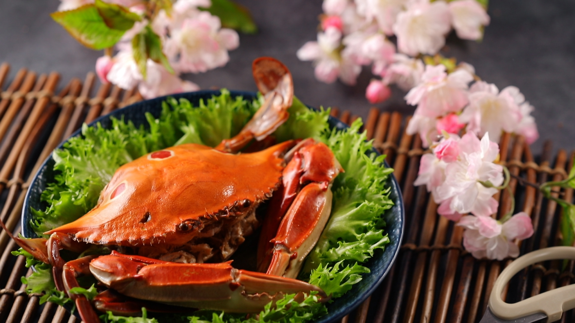 「威士忌酒醉三點蟹」是可以提前預做的年菜，過年圍爐時，切塊即可上桌。