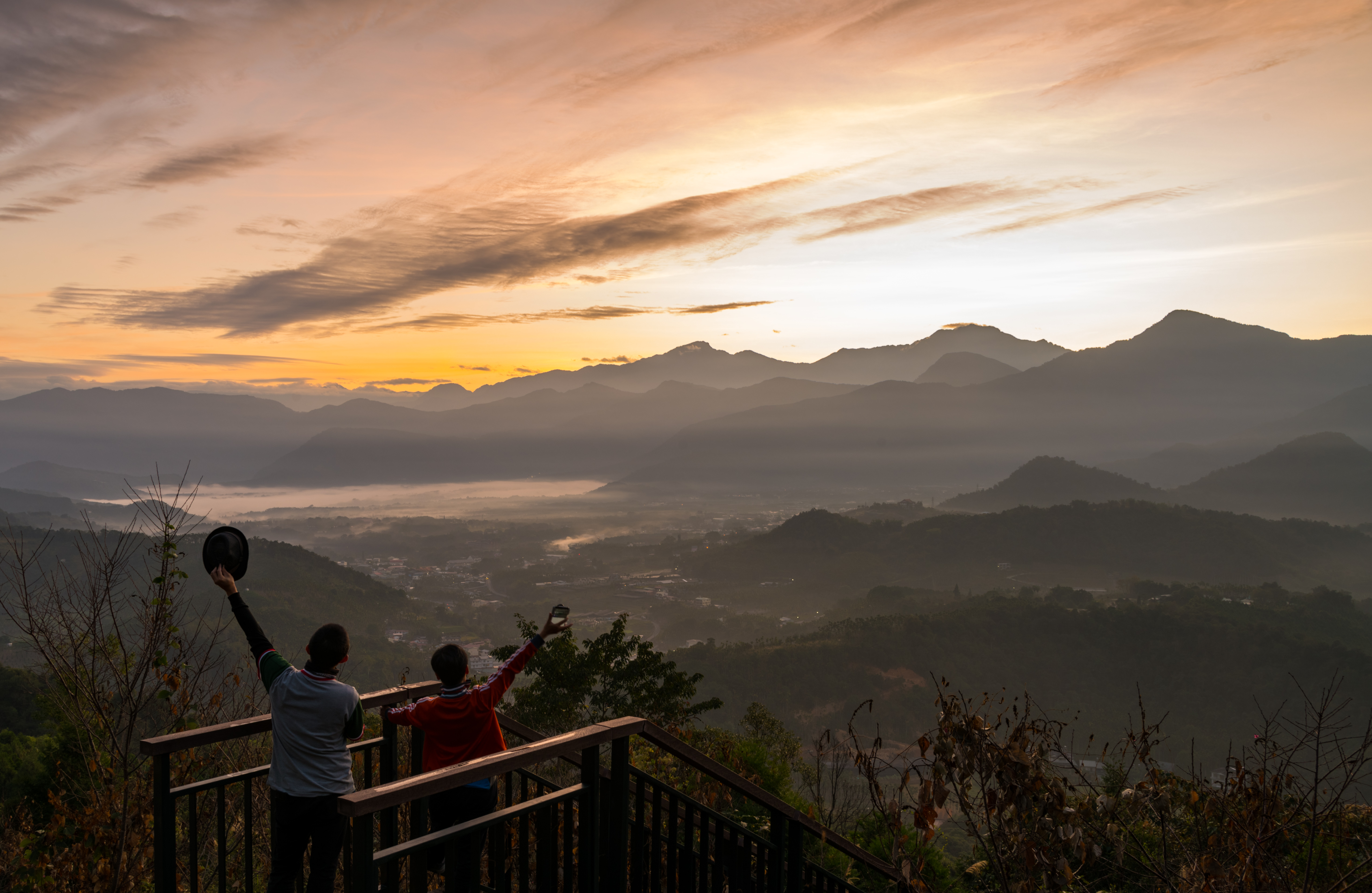 金龍山鳥瞰魚池盆地，吸引攝影愛好者前來拍日出。