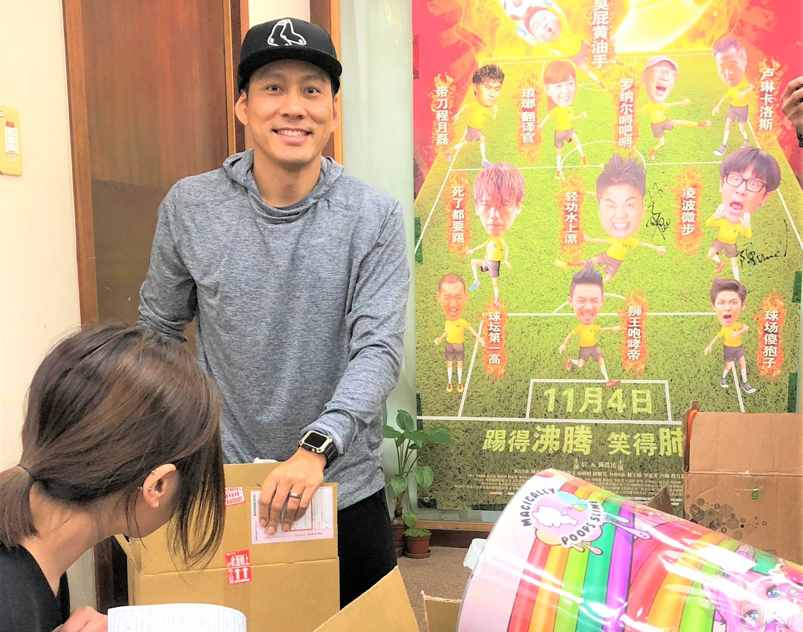 艾力克斯耶誕節買禮物送給幸運粉絲。（艾迪昇傳播提供）