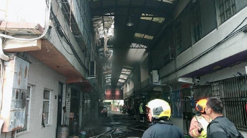 烤漆工廠緊臨民宅,讓住戶心驚。(消防局提供)