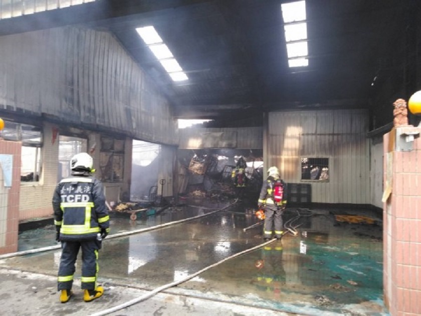 2層樓的鐵皮烤漆工廠火災，消防人員前往灌救。（消防局提供）