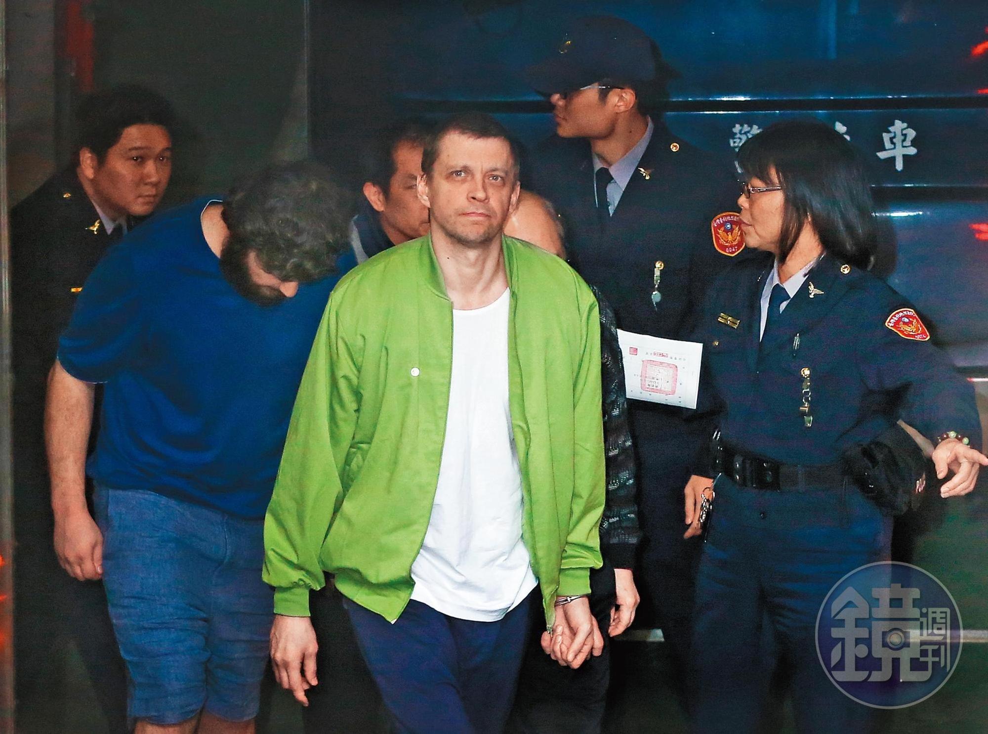 羅馬尼亞籍的被告潘可夫與米海爾及安得魯等人,利用入侵銀行系統方式,從一銀提款機盜領千萬。