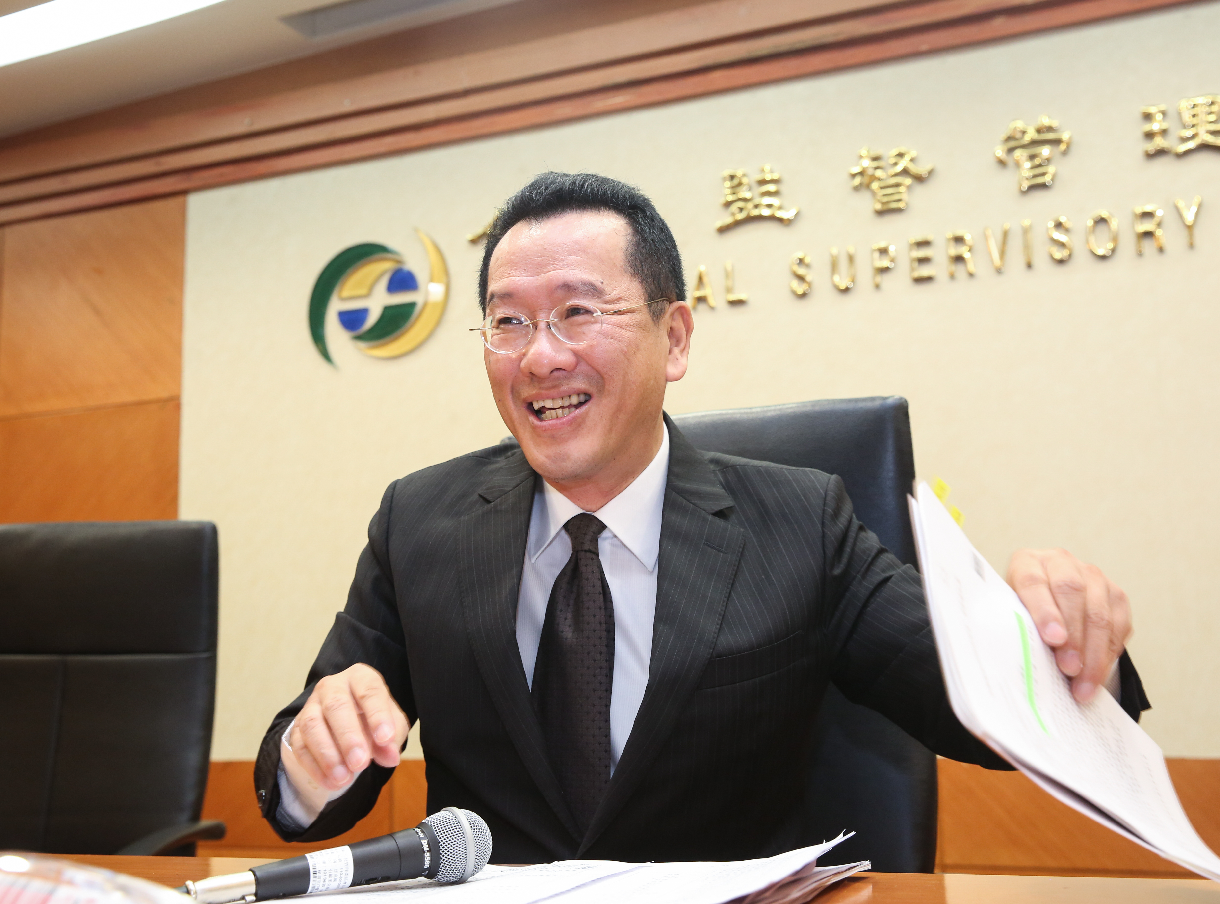 金管會主委顧立雄開放金金併,掀起市場不小漣漪。
