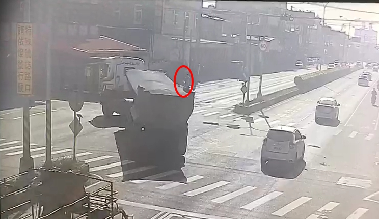 監視器還原這起死亡車禍瞬間，砂石車疑似未禮讓直行機車，女大生機車也疑似過快，才會釀成悲劇。（警方提供）