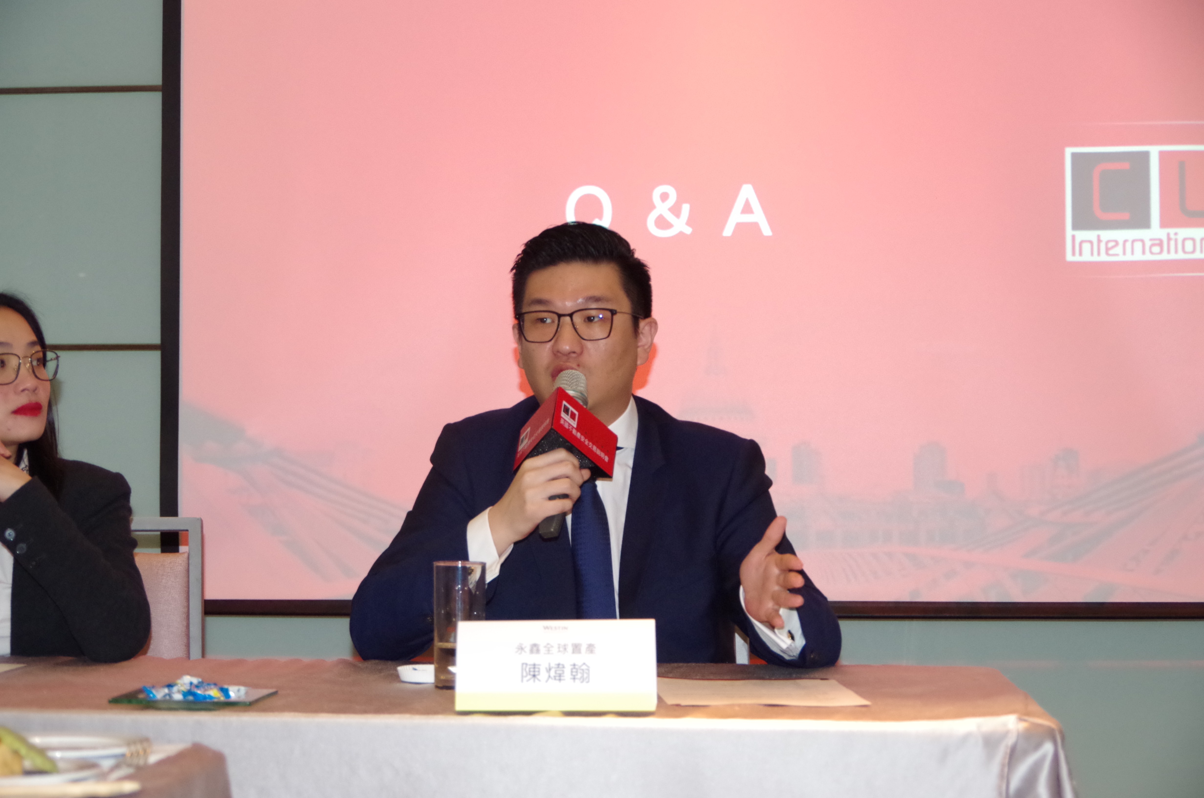 專營英國地產多年的永鑫全球置產台灣業務經理陳煒翰分析，台灣人多半是為了小孩讀書而購買英國不動產。（永鑫全球置產提供）