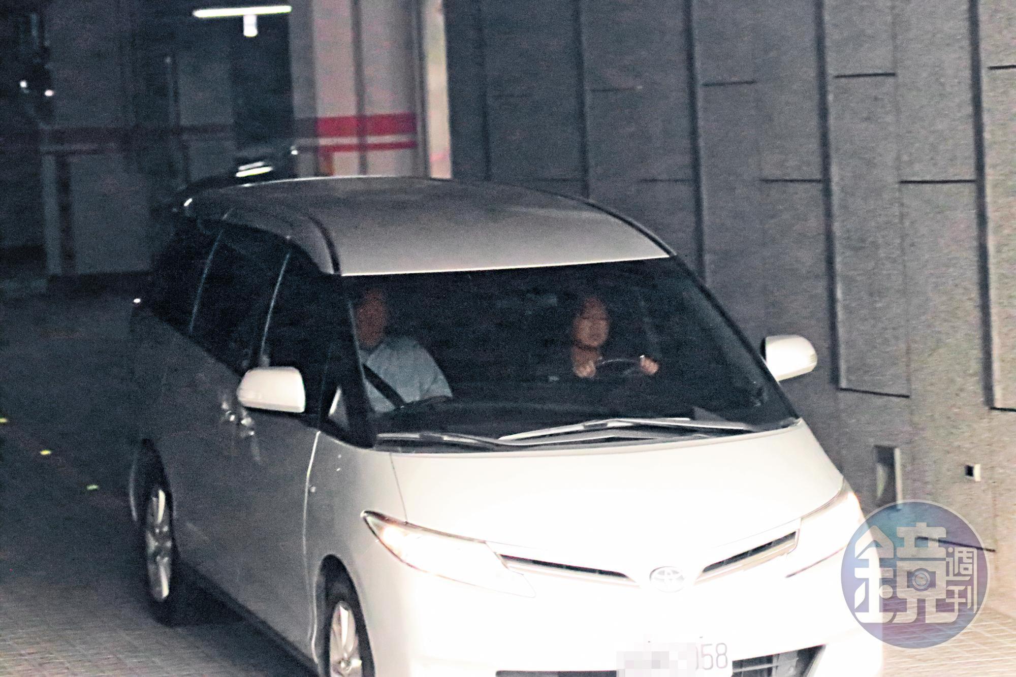 2018年5月1日16 : 39，首次郝宅約會直擊。游淑慧開車載郝龍斌到基隆郝的住處約會約近3個小時，車子駛離時，已是傍晚時分。