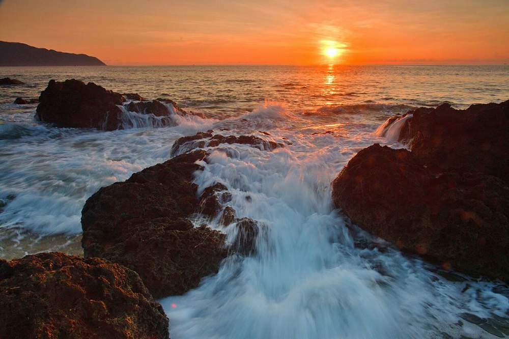 依據中央氣象局資料顯示，台灣本島明年最早看見新年曙光的地點在屏東墾丁。（屏東縣政府提供）