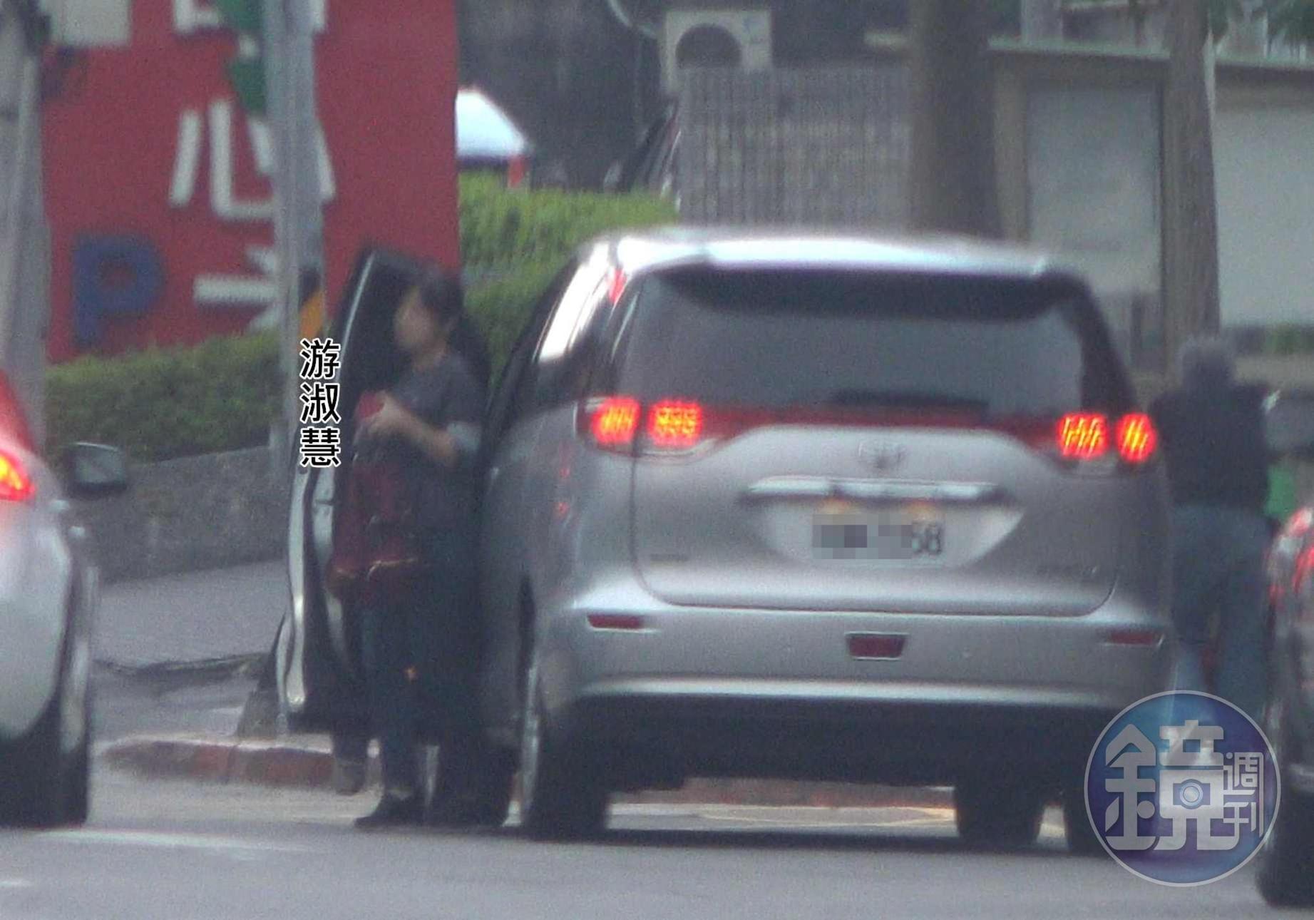 游淑慧開著郝龍斌的車載郝回黨部,到達黨部後,郝龍斌展現好身手,直接在車內換位到駕駛座。