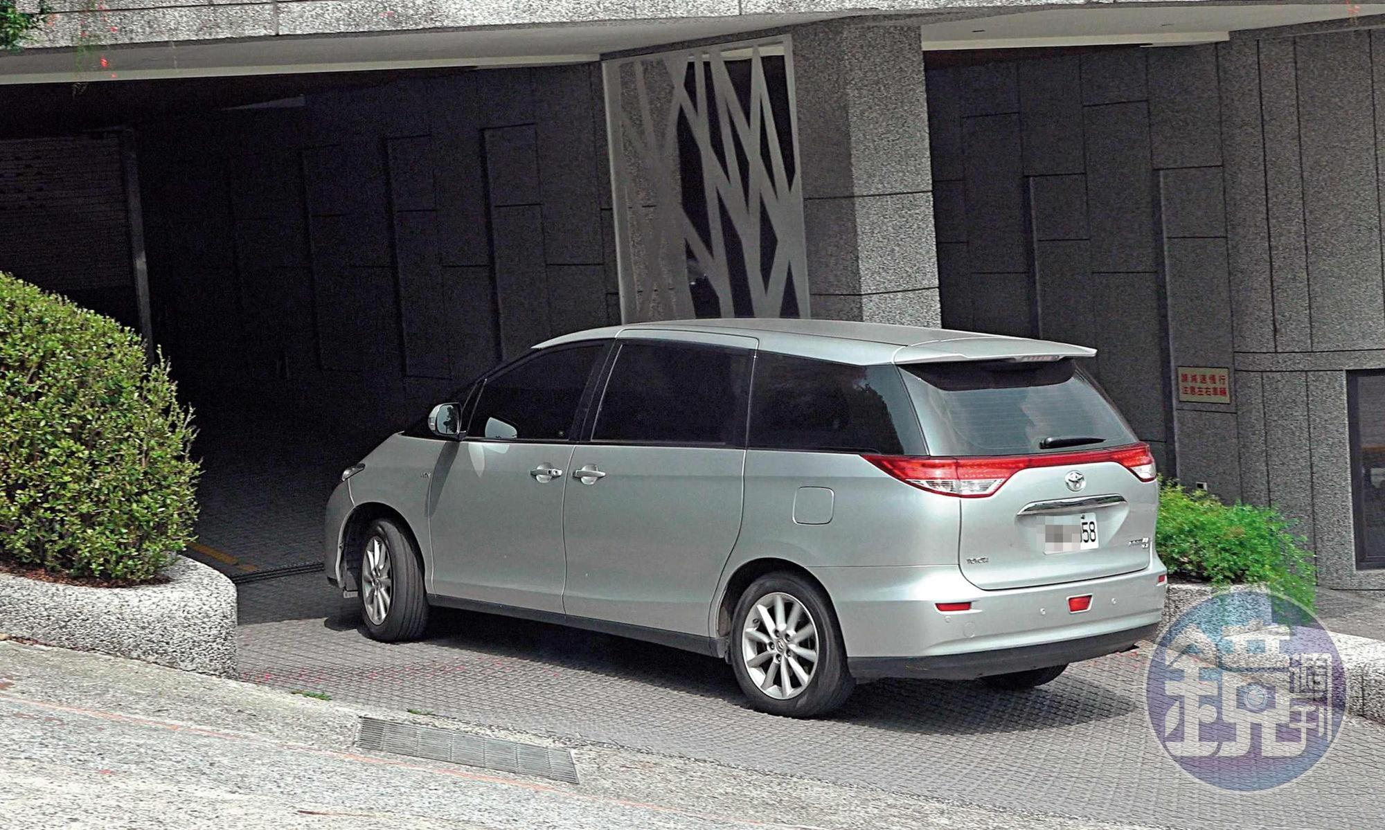 2018年5月1日13 : 59，郝龍斌與游淑慧同車進入基隆郝宅的地下停車場。