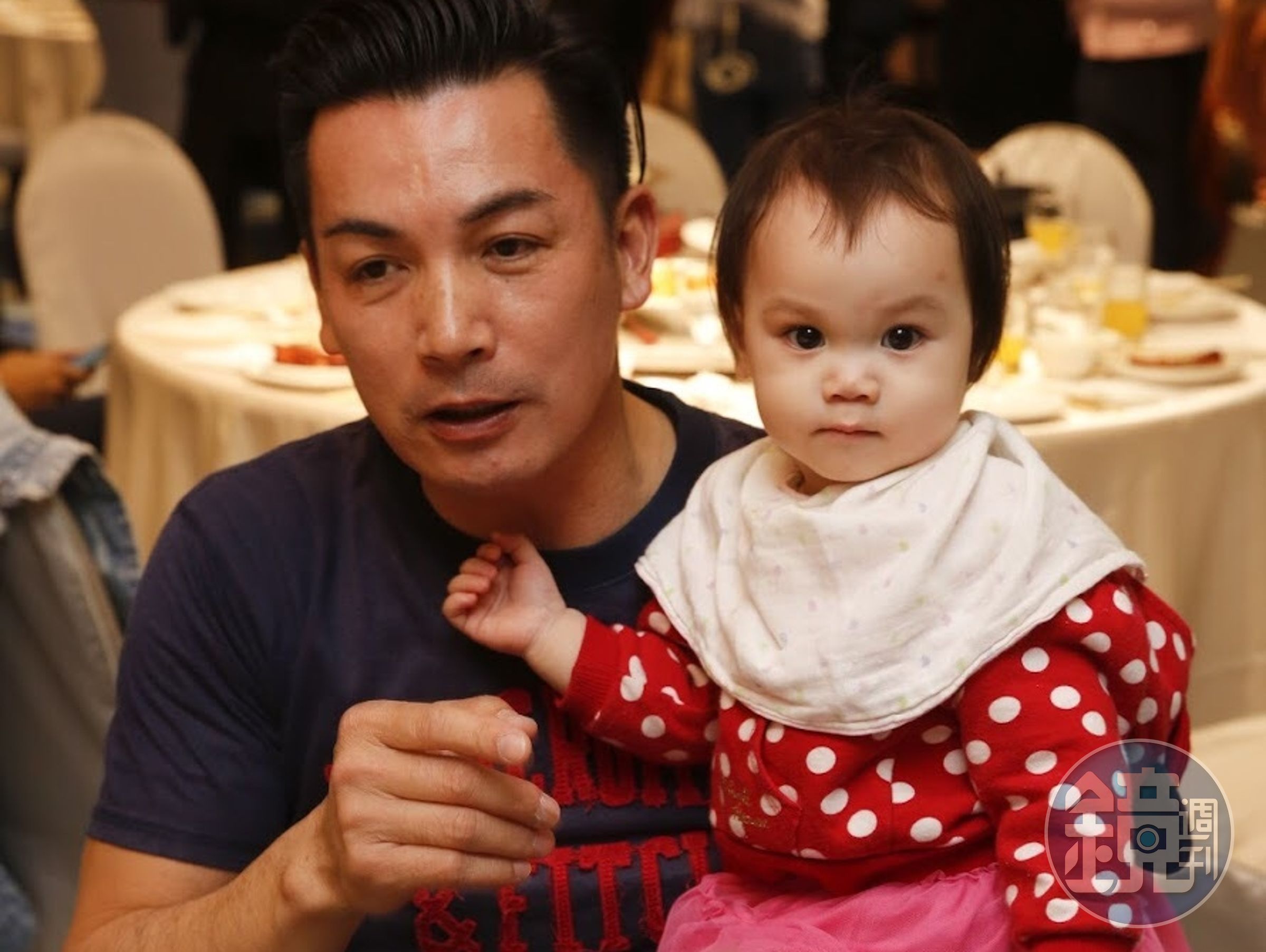 伊正受訪時抱著可愛的小女兒，現場媒體及工作人員都瘋狂。