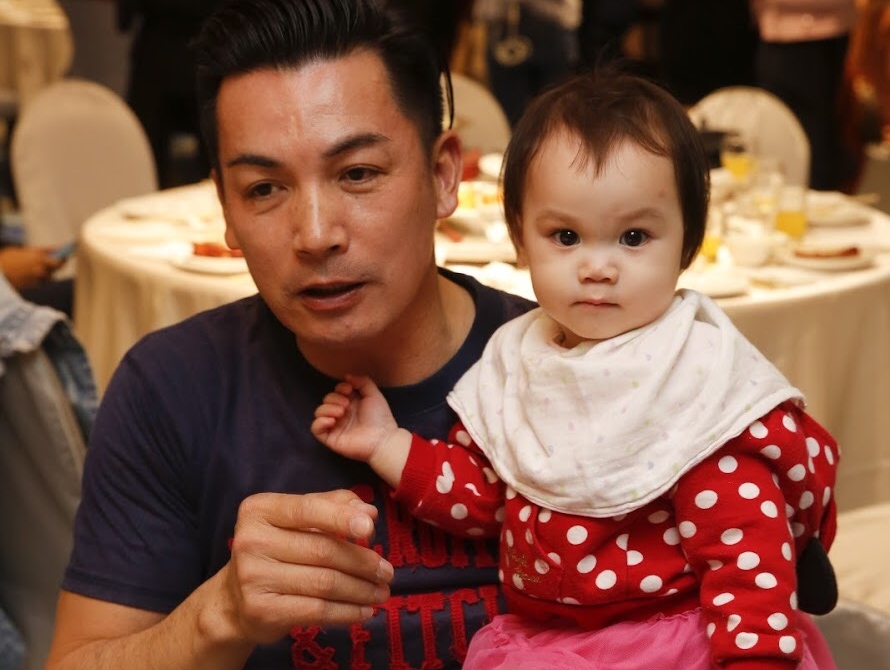 伊正受訪時抱著可愛的小女兒，現場媒體及工作人員都瘋狂。