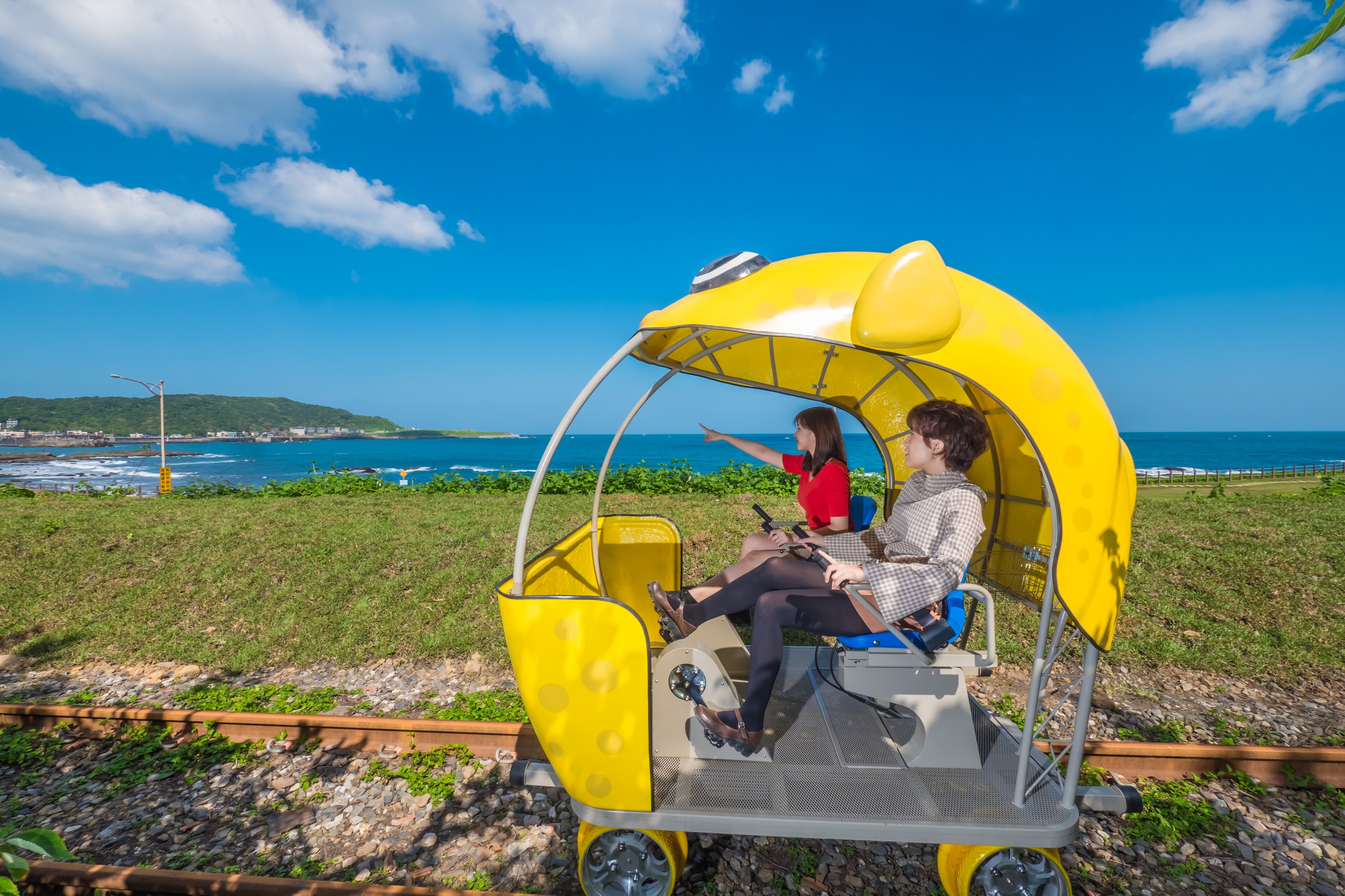 即日起至明年1月17日將開放民眾上網預約、免費騎乘「深澳鐵道自行車」，將北海岸美麗海景盡收眼底。（新北市政府觀旅局提供）
