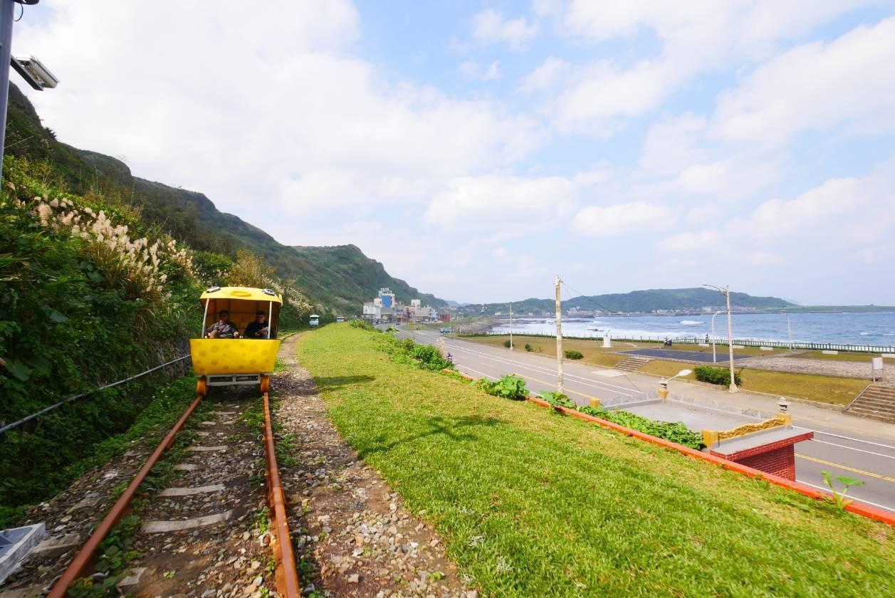 沿著海岸線而建的「深澳鐵道自行車」，原本的運媒鐵道曾享有「台灣最美海岸支線」的美名。（新北市政府觀旅局提供）