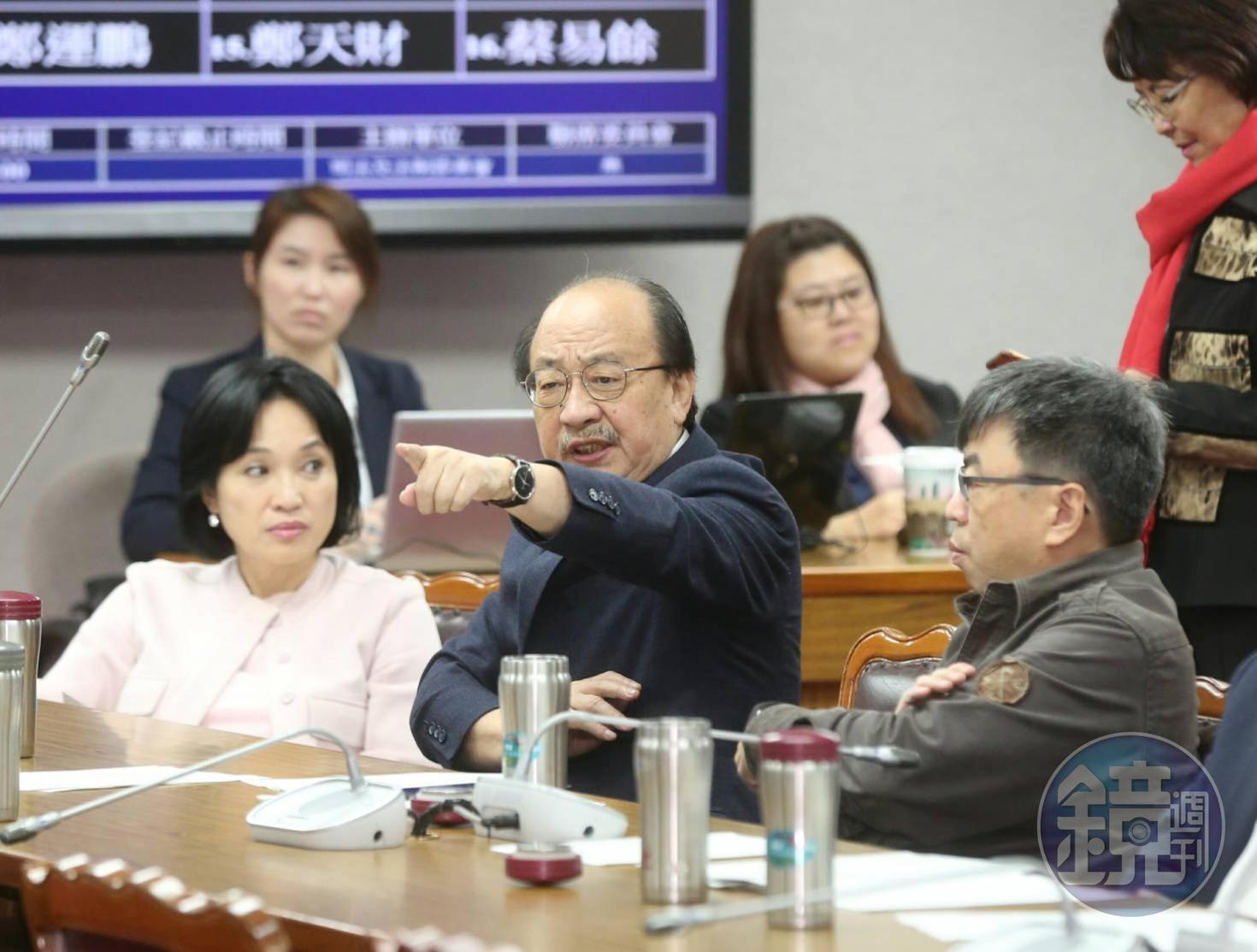 民進黨團總召柯建銘不滿時代力量立委黃國昌稱藍綠打假球,要他講話小心點。