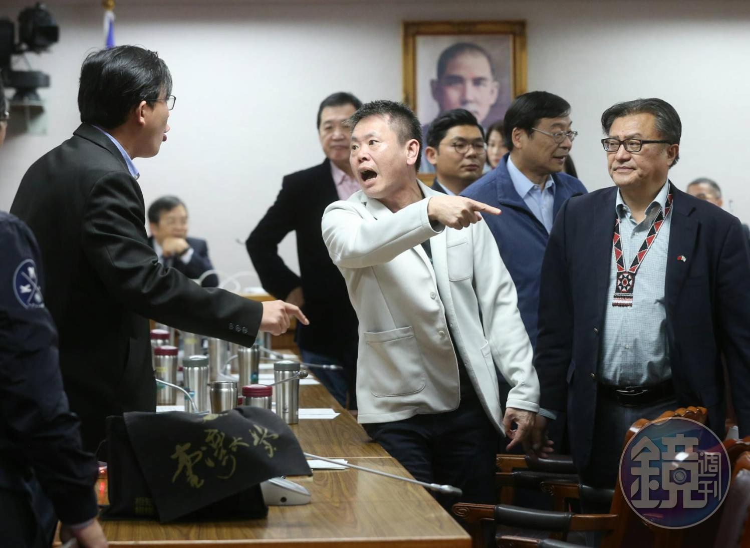 黃國昌與國民黨立委林為洲爆發口角衝突。