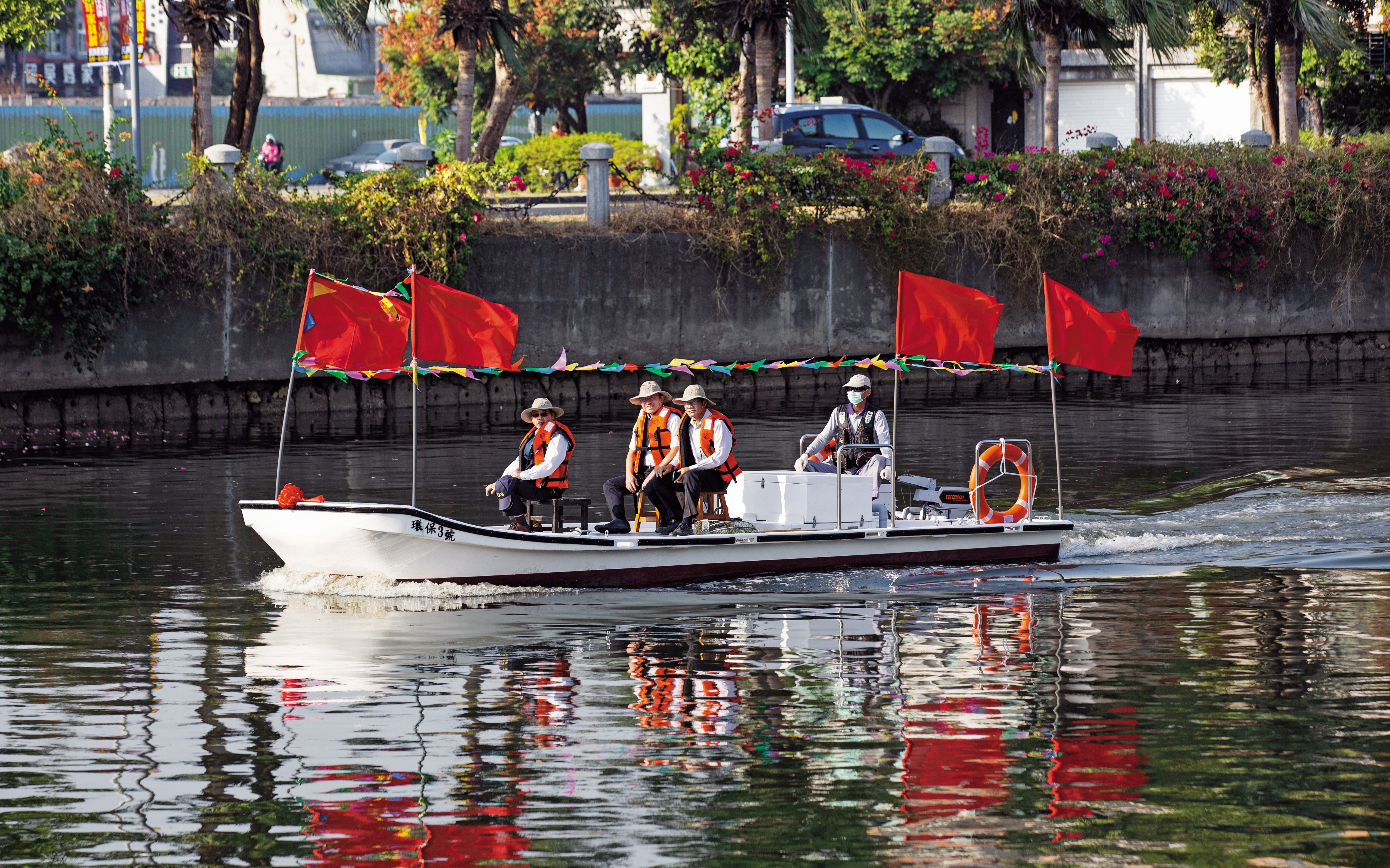 環保局新添購2艘FRP環保打撈筏，12月21日，局長蔡孟裕還登船繞行愛河。