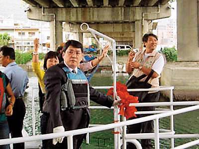 2009年11月2日「環保75號」下水,號稱環保新利器,時任環保局長李穆生(黑西裝者)還舉行盛大啟航儀式。(翻攝網路)