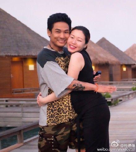 兒子現在兩歲多,當初做人成功時,杜德偉摟住杜太李曉冰報喜訊。(翻攝自杜德偉微博)