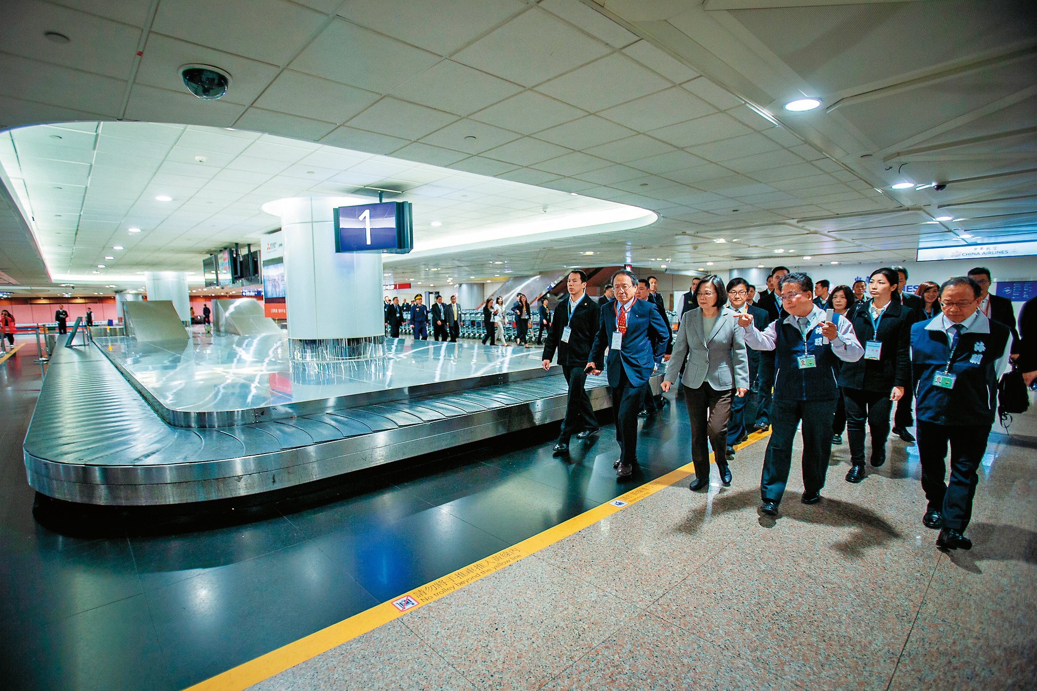 總統蔡英文19日視察桃園機場，宣示防疫和查緝違禁品的決心。（總統府提供）