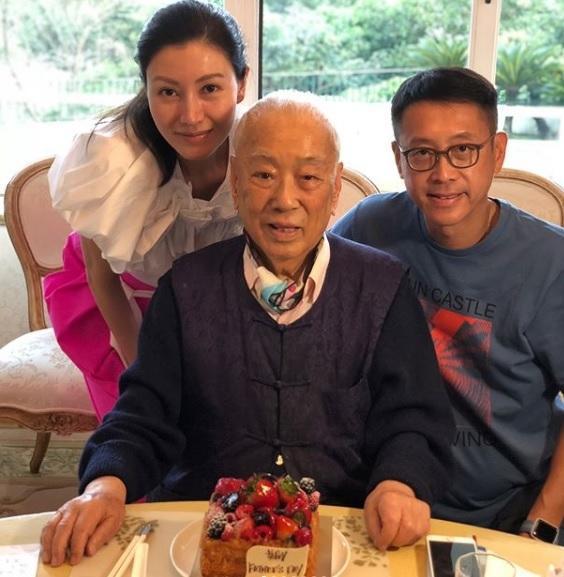 李嘉欣曾在IG上貼出夫妻倆與公公的合照。（翻攝自李嘉欣IG）