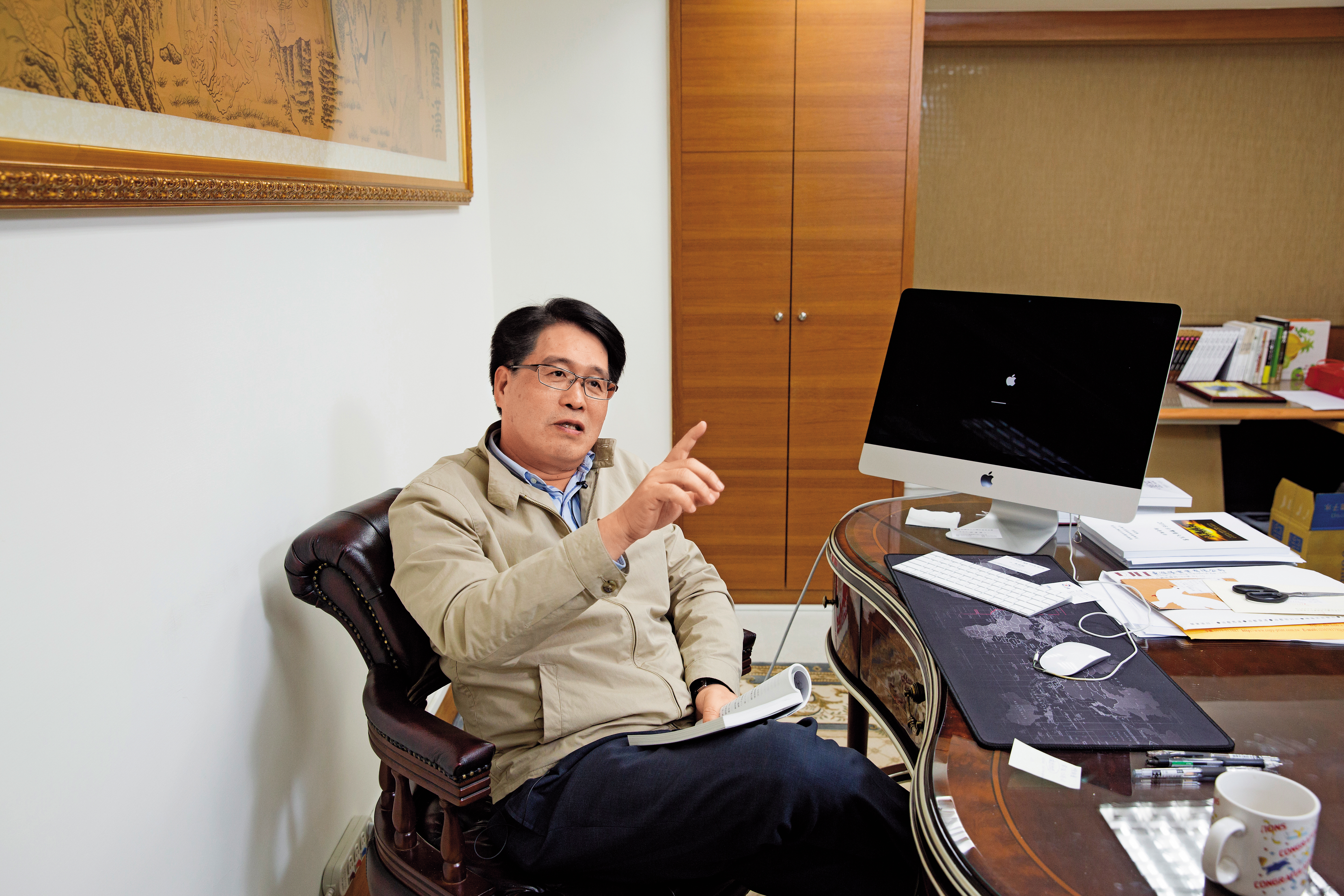 參選民進黨主席的台灣民意基金會董事長游盈隆接受本刊專訪時表示，民進黨黨章規定要辦總統黨內初選，應循2003年模式開放初選登記。