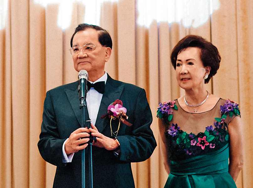 國民黨前主席連戰（左）本月22日在五星級酒店開心嫁女兒，席開40桌不收禮，政商名流齊聚，場面相當風光。右為連方瑀。（連戰辦公室提供）