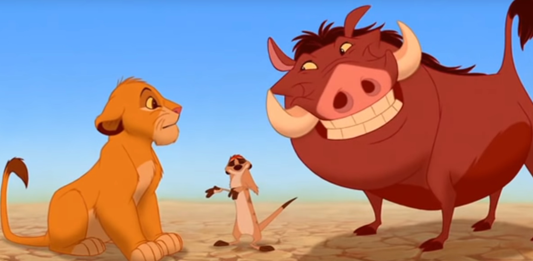 《獅子王》中丁滿（中）和彭彭（右）對小獅子辛巴唱著「哈庫那瑪塔塔（Hakuna Matata）」，幫助他忘記過去的困擾。（翻攝自Youtube）