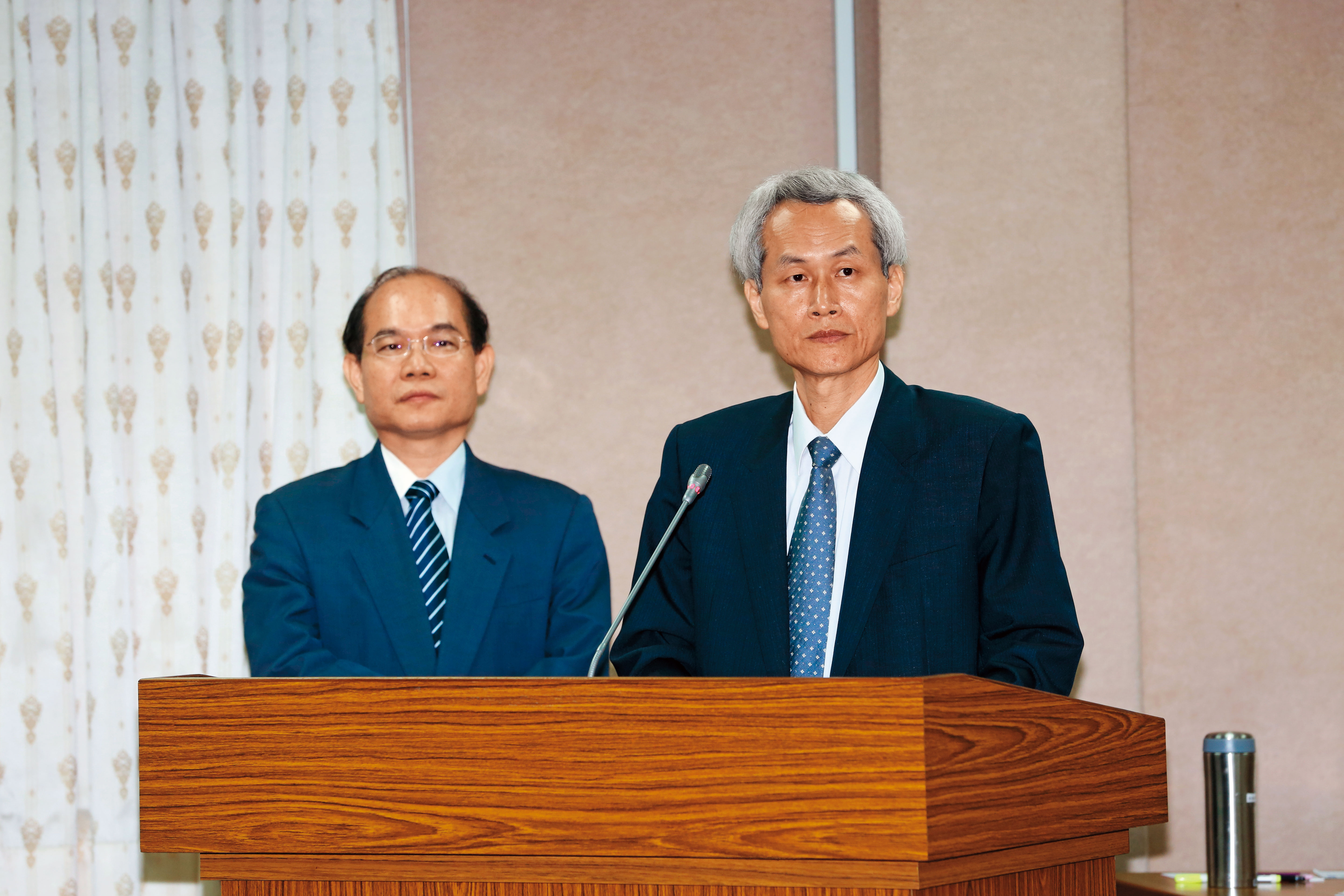 銓敘部長周弘憲今年10月在立法院答詢時表示,若持續不返還溢領退休金,將移送行政執行署強制執行。