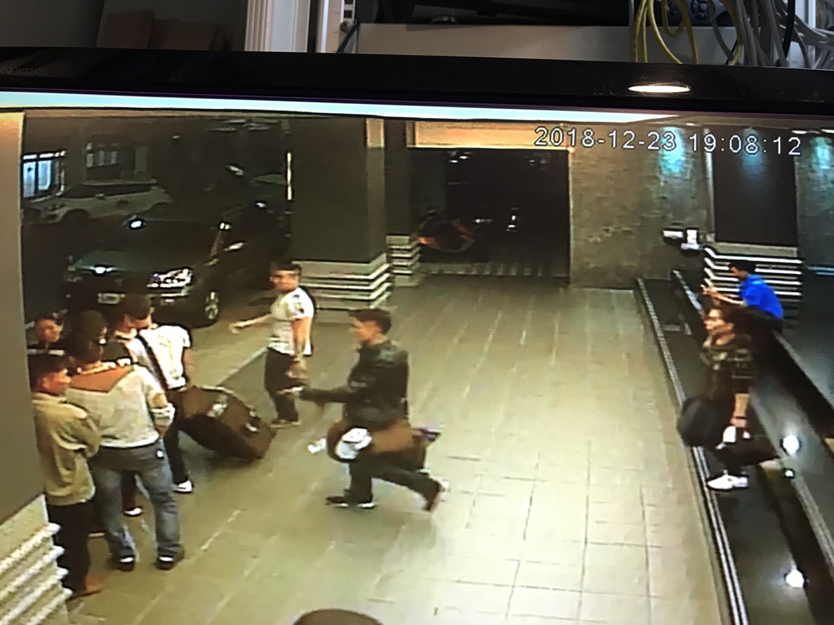  畫面顯示六點多抵達愛河周邊飯店，不到一小時152人陸續離開。（翻攝畫面）