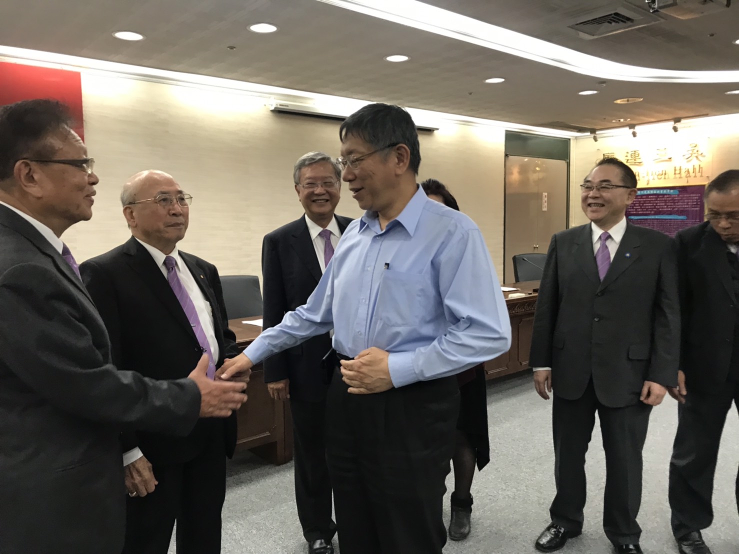 柯P對於將門旅狐董事長陳瑞昌（左1）、日新扶輪社社長王基全（左2）的善行表示感謝。（日新扶輪社提供）