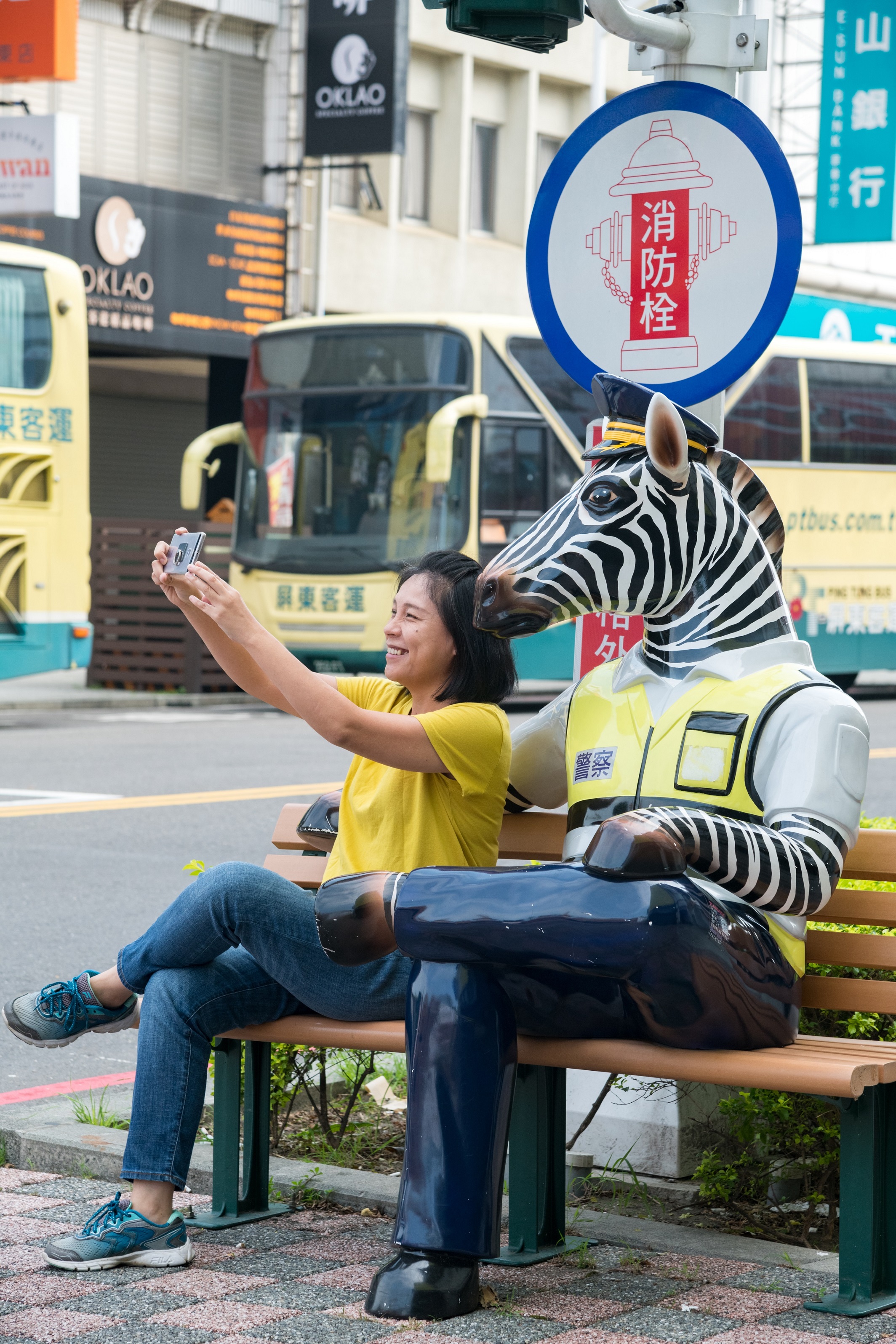 屏東市街頭出現有趣的斑馬交警。