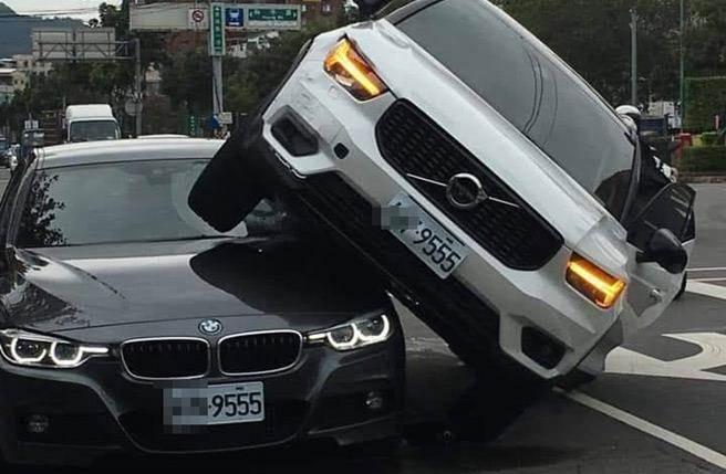 白色休旅車騎上黑色轎車,背後竟隱藏堪比八點檔的誇張情節。(翻攝畫面)