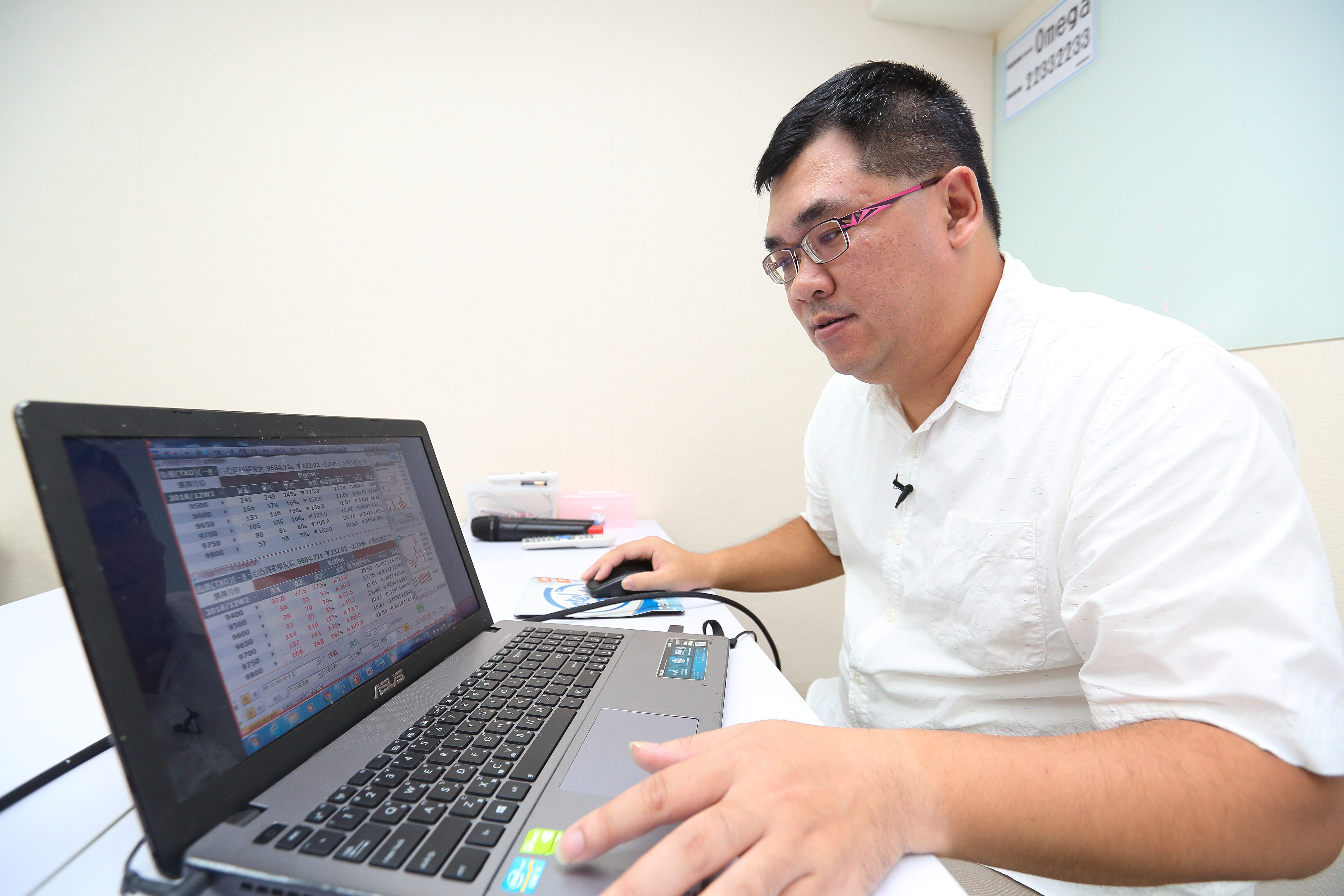 林于正藉由觀察選擇權在價平履約價的點數和，來推測未來大盤波動是否增加。