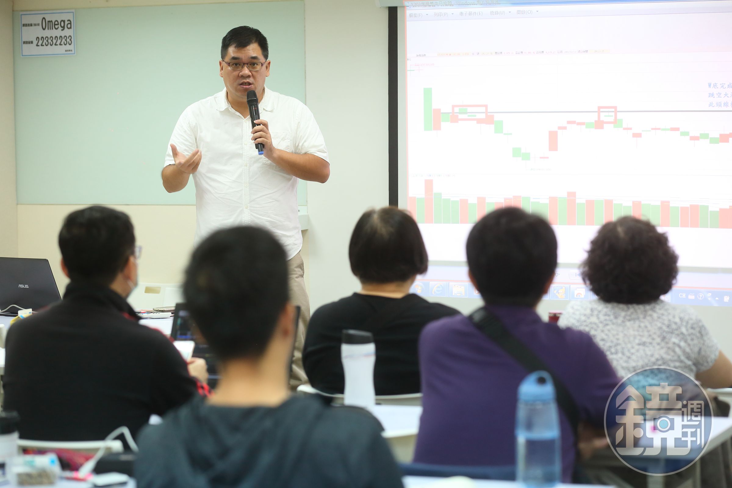 求學時身邊同學家裡都在玩股票，讓學校老師林于正對投資市場充滿興趣，如今成為專職操盤人。