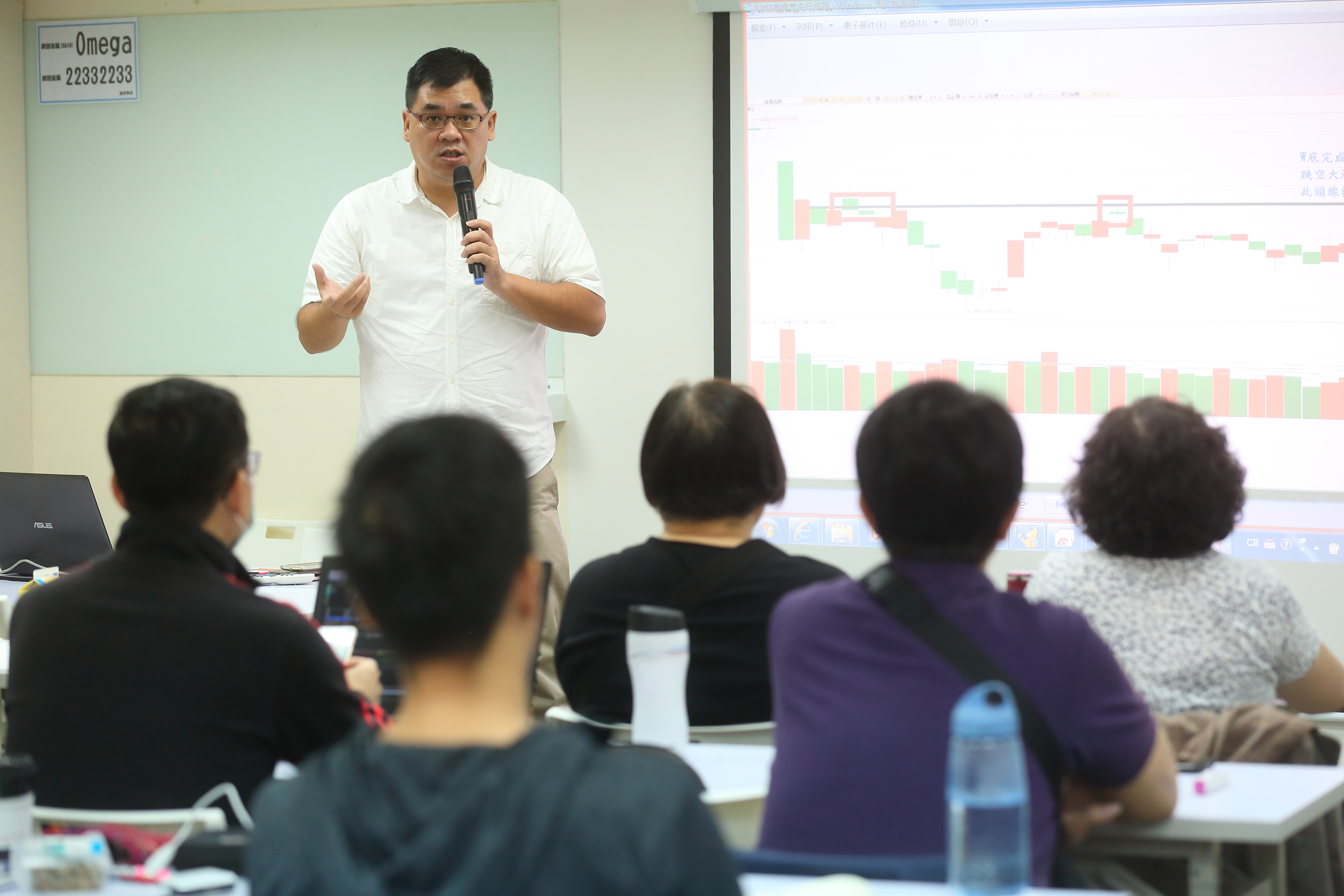 求學時身邊同學家裡都在玩股票，讓學校老師林于正對投資市場充滿興趣，如今成為專職操盤人。