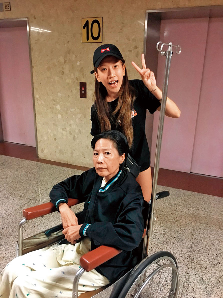 李家瑩(站立者)在去年5月初剛捐肝後和阿姨(坐輪椅者)合影。李家瑩恢復狀況良好,術後24天就出去工作了。(李家瑩提供)