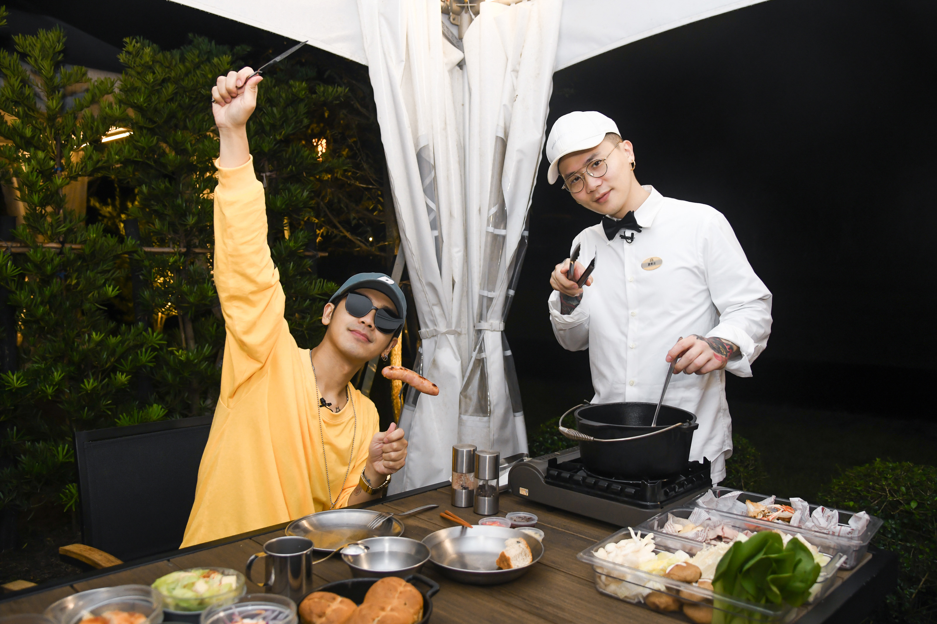 蕭秉治在《蕭幫》節目當一日管家，請到鼓鼓當嘉賓為他服務笑果十足。（相信音樂提供）