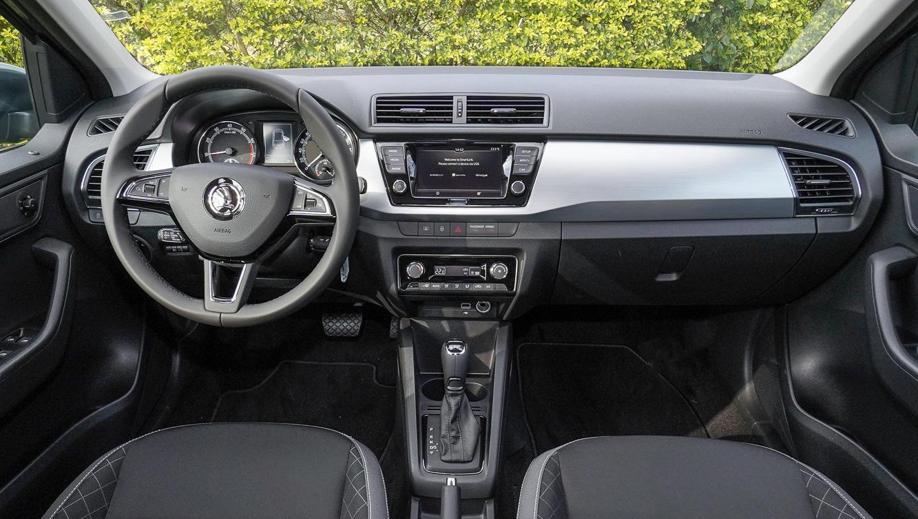 微整過的FABIA搭載一個6.5吋的彩色螢幕，支援AppleCarplay和AndroidAuto。