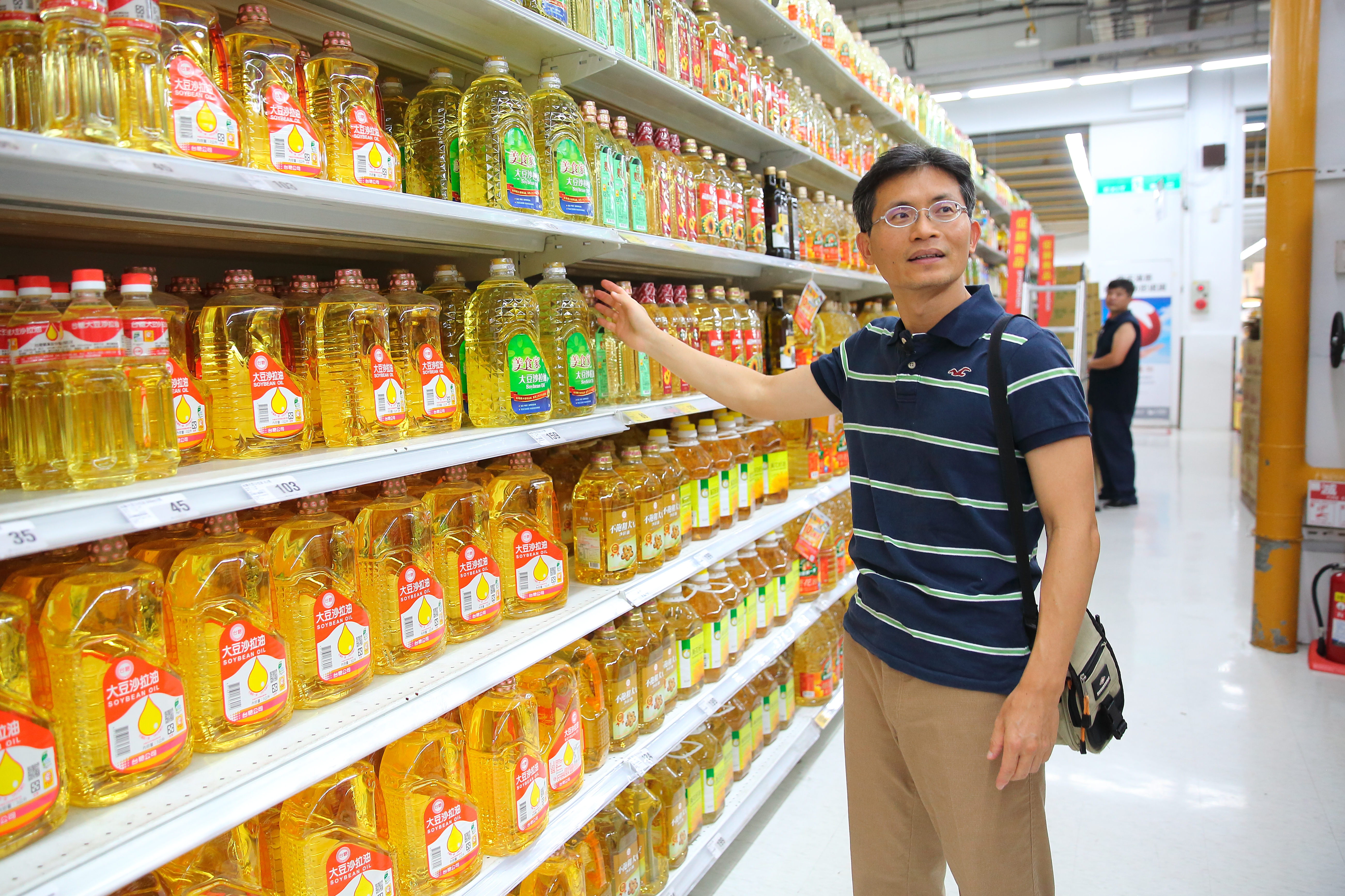 「華倫老師」周文偉以民生消費股為存股標的，理由是此類股較不受景氣好壞影響。  