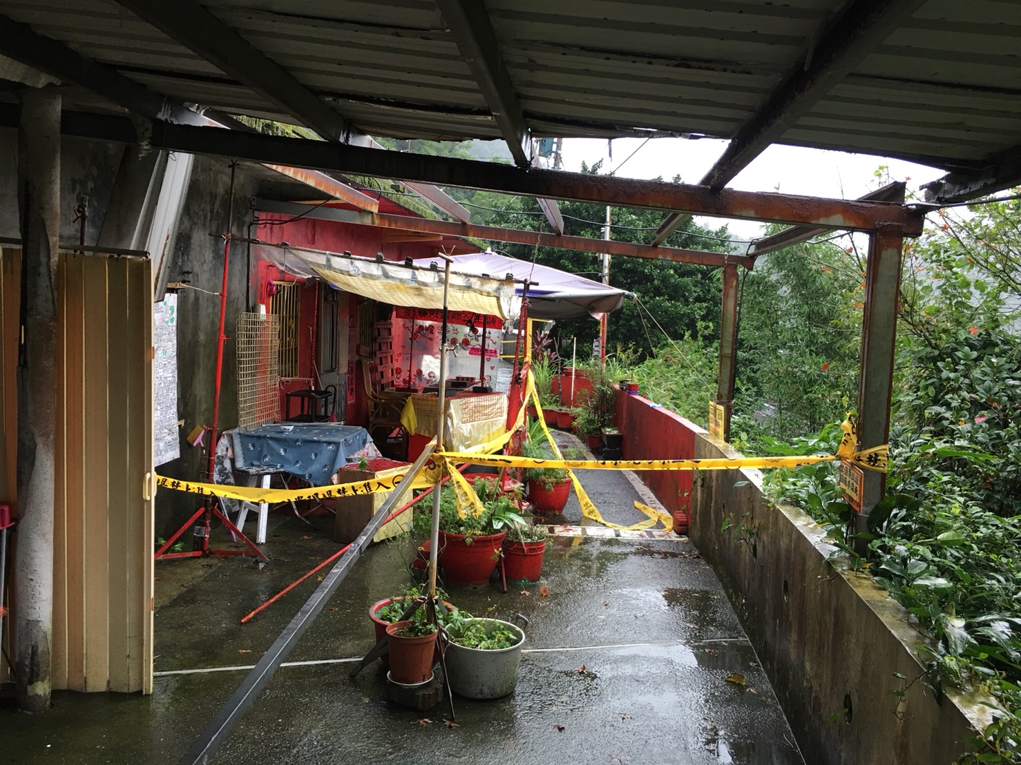 瑞芳區著名觀光景點侯硐貓村發生一起雙屍命案，警方目前正封鎖現場採證中。（翻攝畫面）