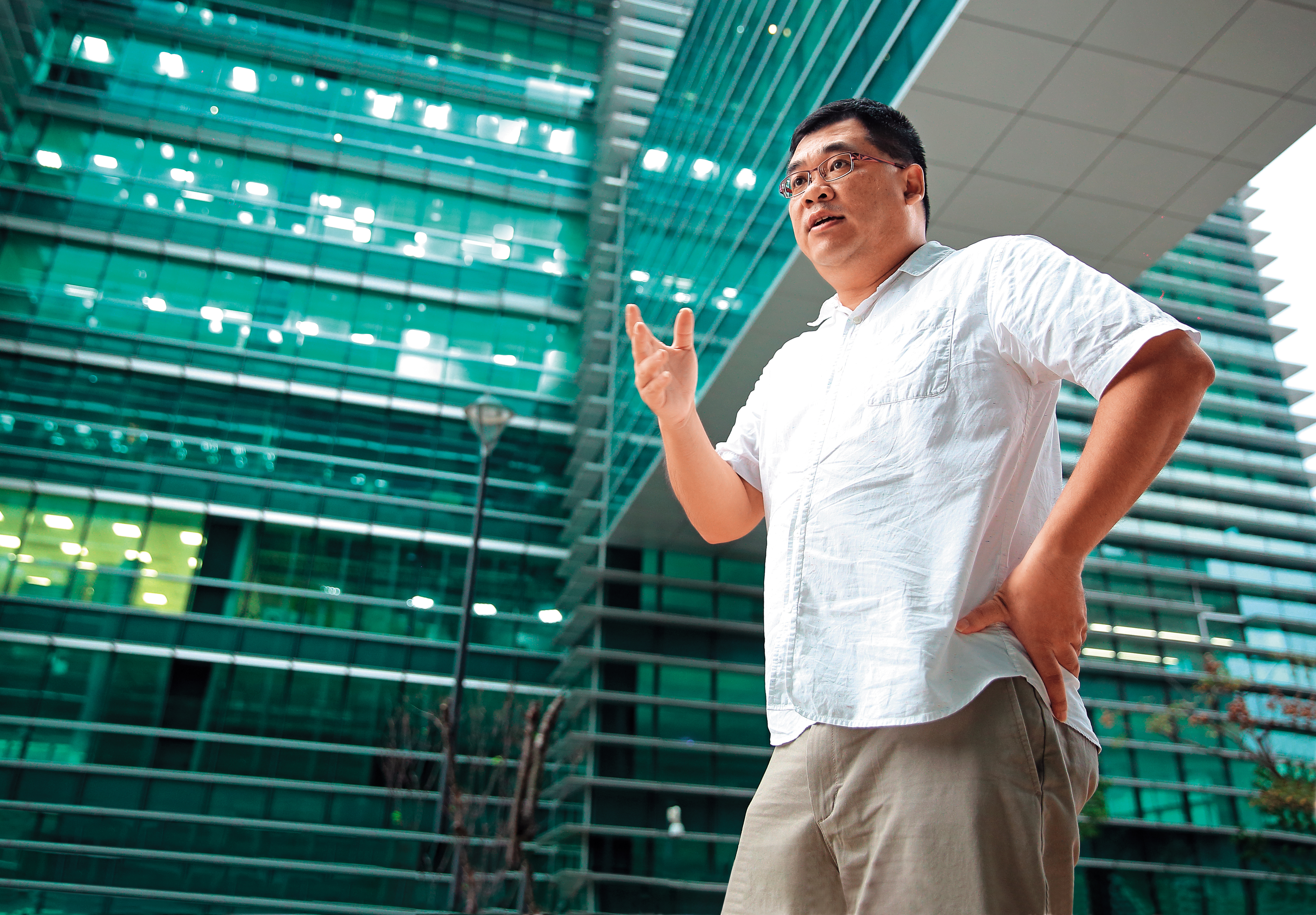 有別於一般老師給人保守的刻板印象，林于正熱愛冒險，靠自創的選擇權策略每年賺進百萬元。