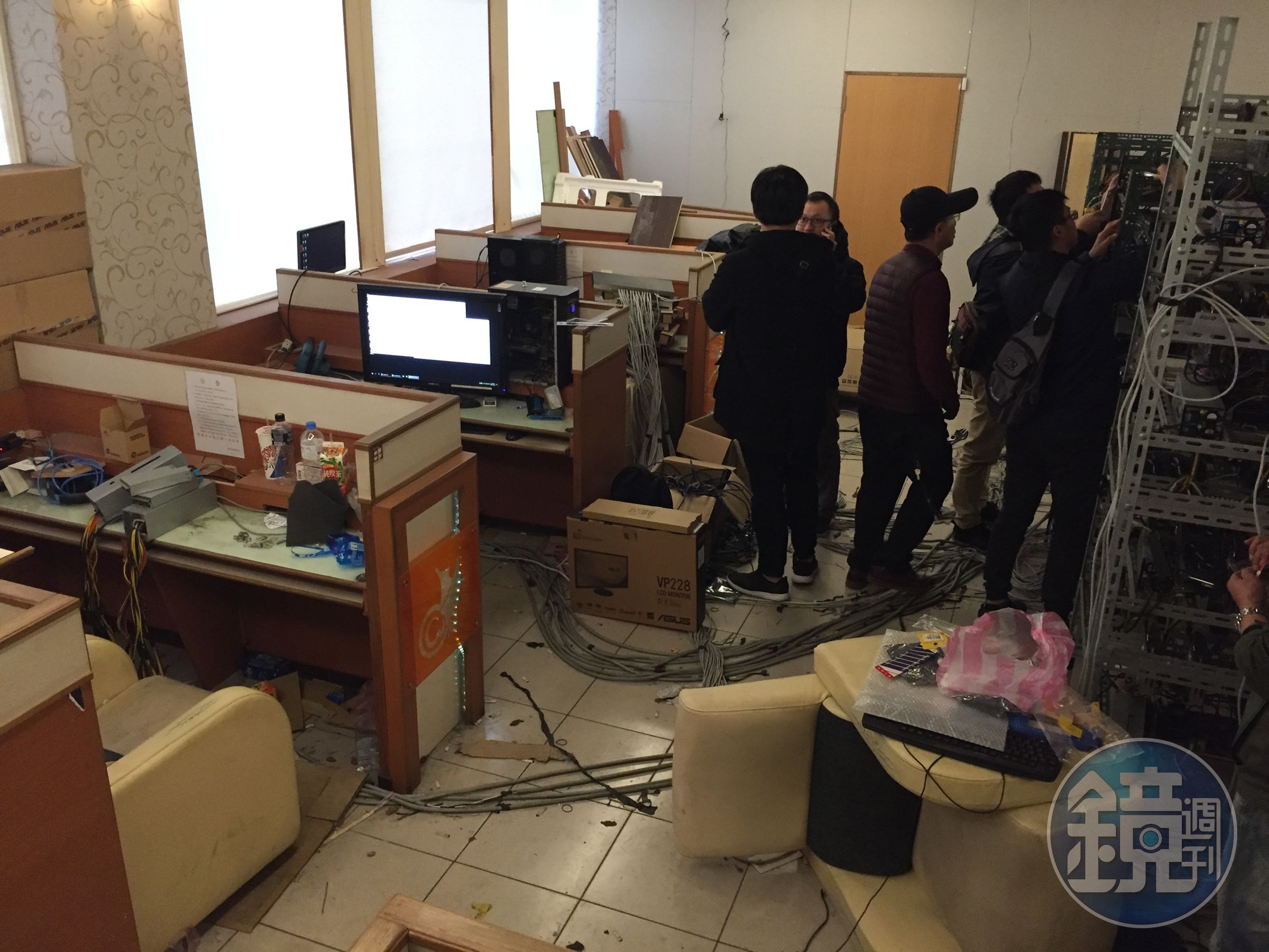警方查扣楊嫌等 人經營的網咖，內有比特幣礦機。（刑事局提供）