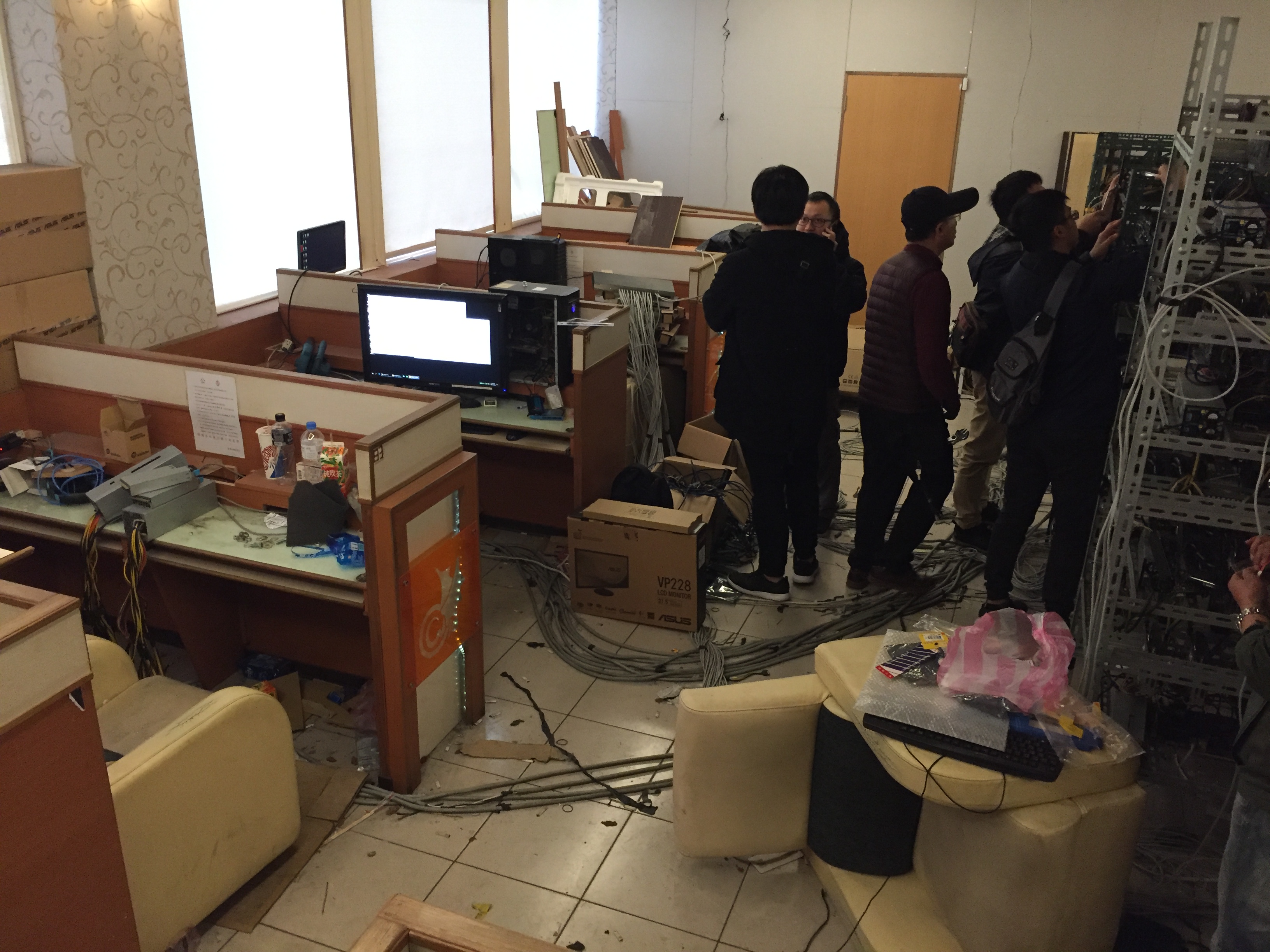 警方查扣楊嫌等 人經營的網咖，內有比特幣礦機。（刑事局提供）