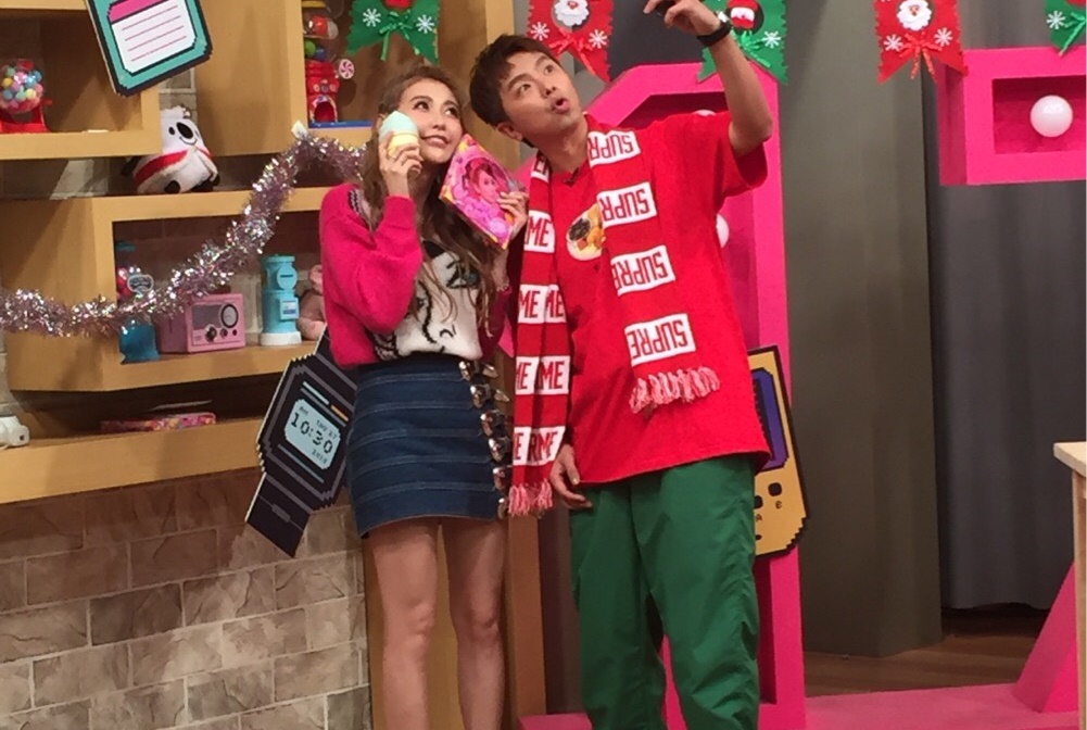 黃鴻升與愷樂玩自拍，模樣可愛。（趣你的娛樂提供 ）