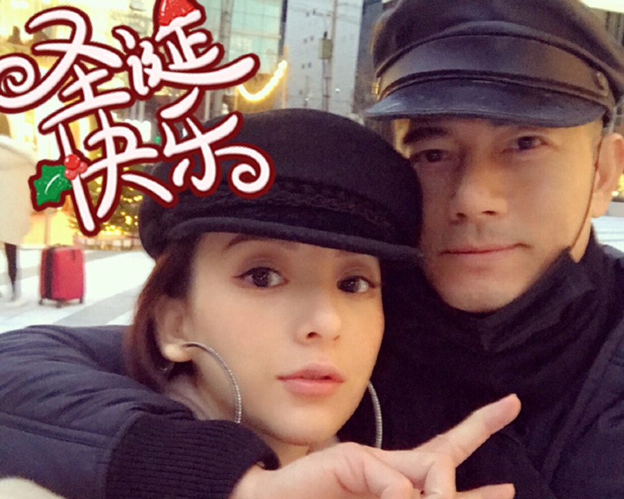 凌晨時分，天王嫂方媛在微博發跟老公合照，祝大家聖誕快樂。（方媛微博）